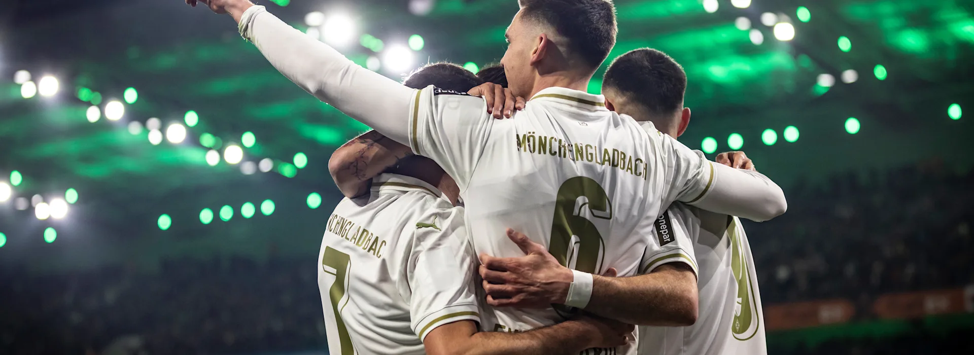 Borussia Mönchengladbach Heimspiel Spieler von Borussia Mönchengladbach freuen sich über einen Heimsieg. Strom kommt von Fohlenstrom.