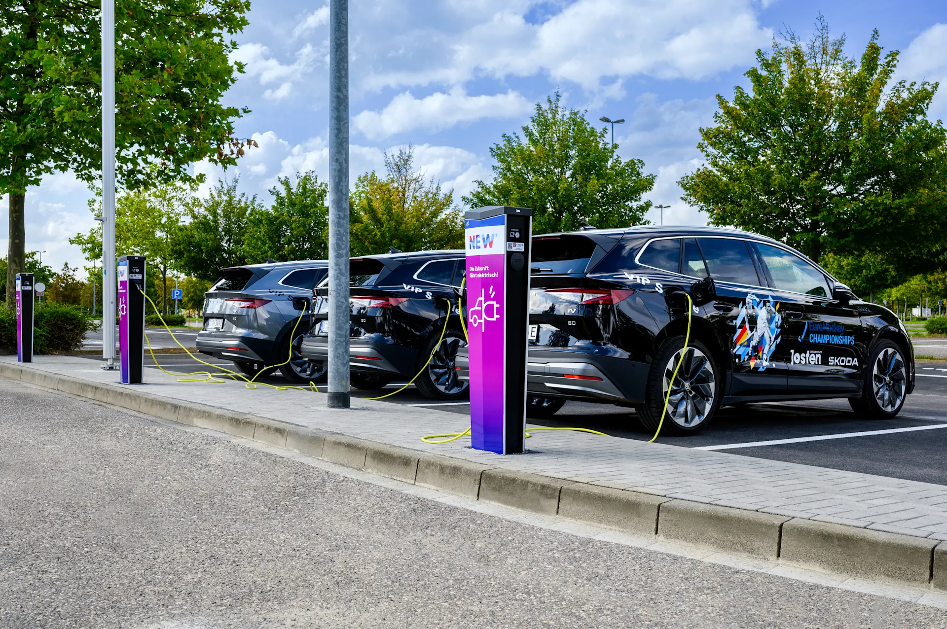 E-Autos stehen auf dem Parkplatz am Borussia-Park und laden mit den Ladesäulen der NEW Energie.