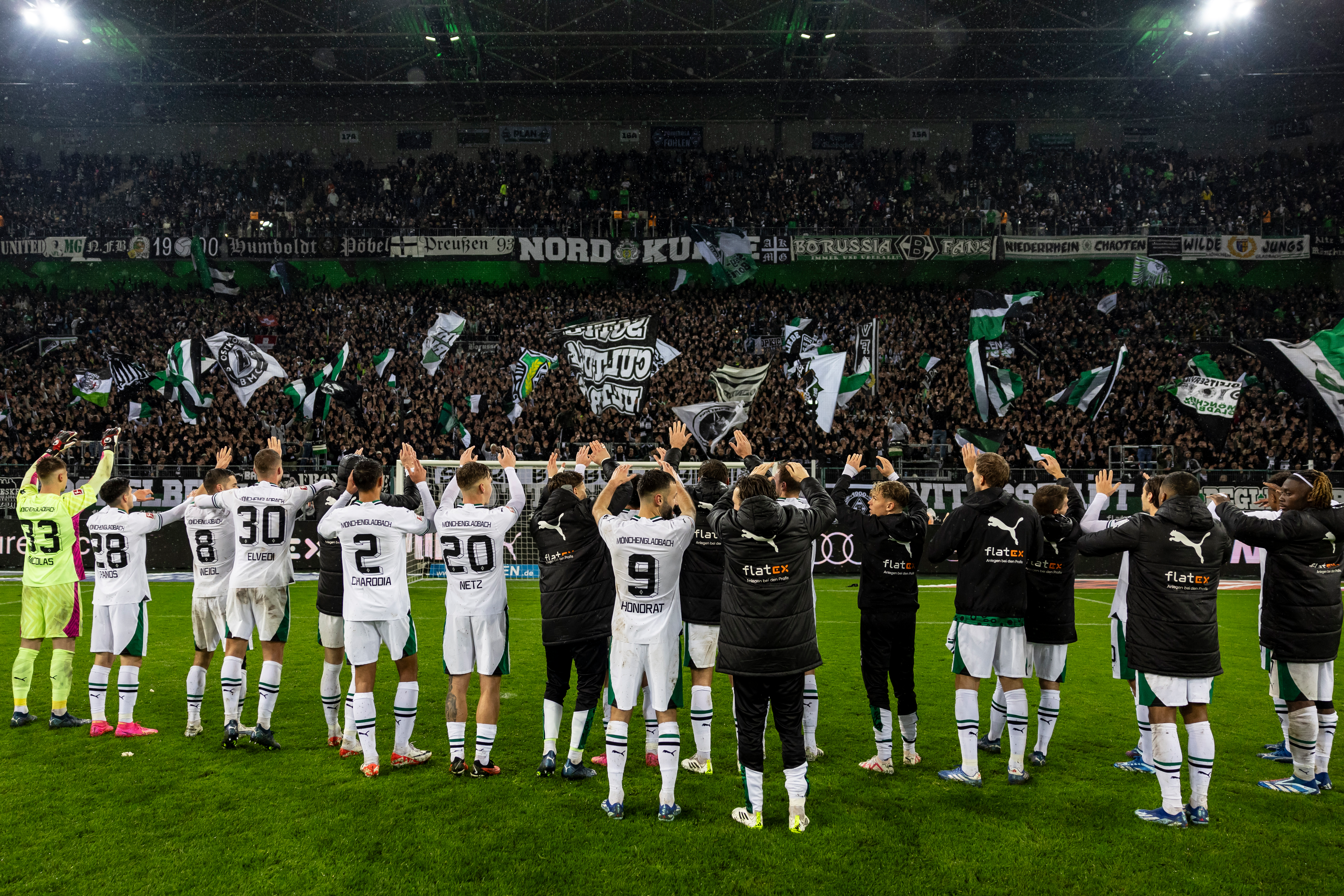 Spieler von Borussia Mönchengladbach jubelt mit den Fans.