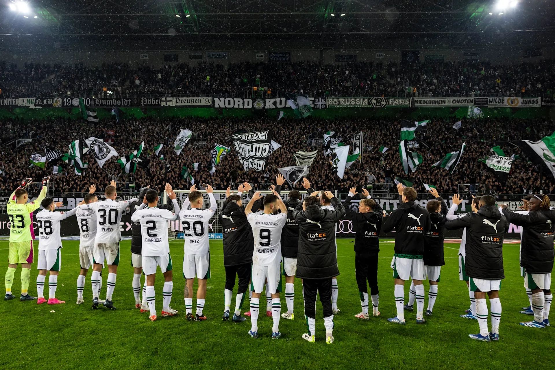Fohlenstrom - Jubel der Fans mit den Spielern von Borussia Mönchengladbach Spieler von Borussia Mönchengladbach jubelt mit den Fans.