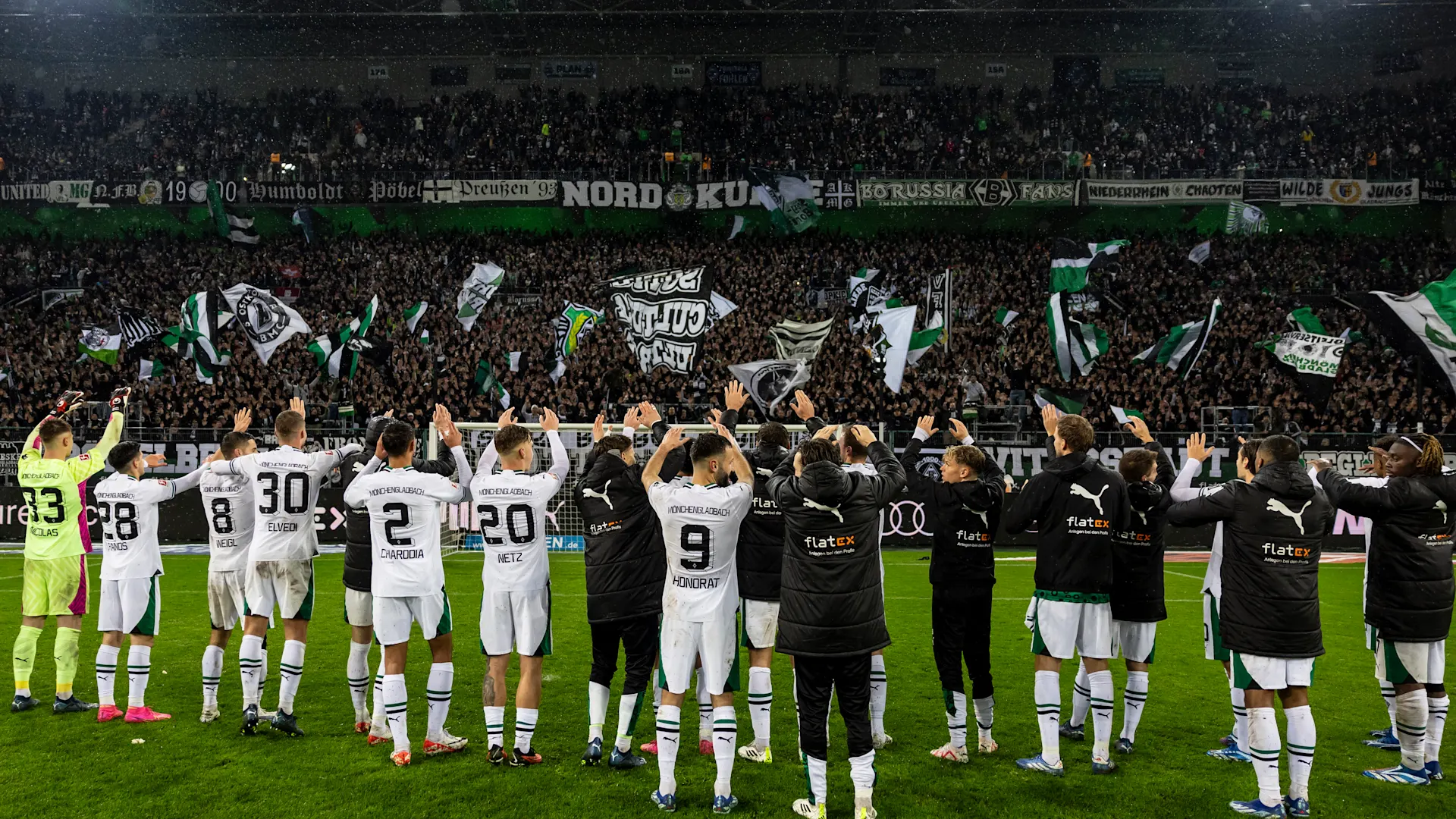Fohlenstrom - Jubel der Fans mit den Spielern von Borussia Mönchengladbach Spieler von Borussia Mönchengladbach jubelt mit den Fans.