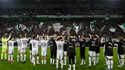 Fohlenstrom - Jubel der Fans mit den Spielern von Borussia Mönchengladbach Spieler von Borussia Mönchengladbach jubelt mit den Fans.