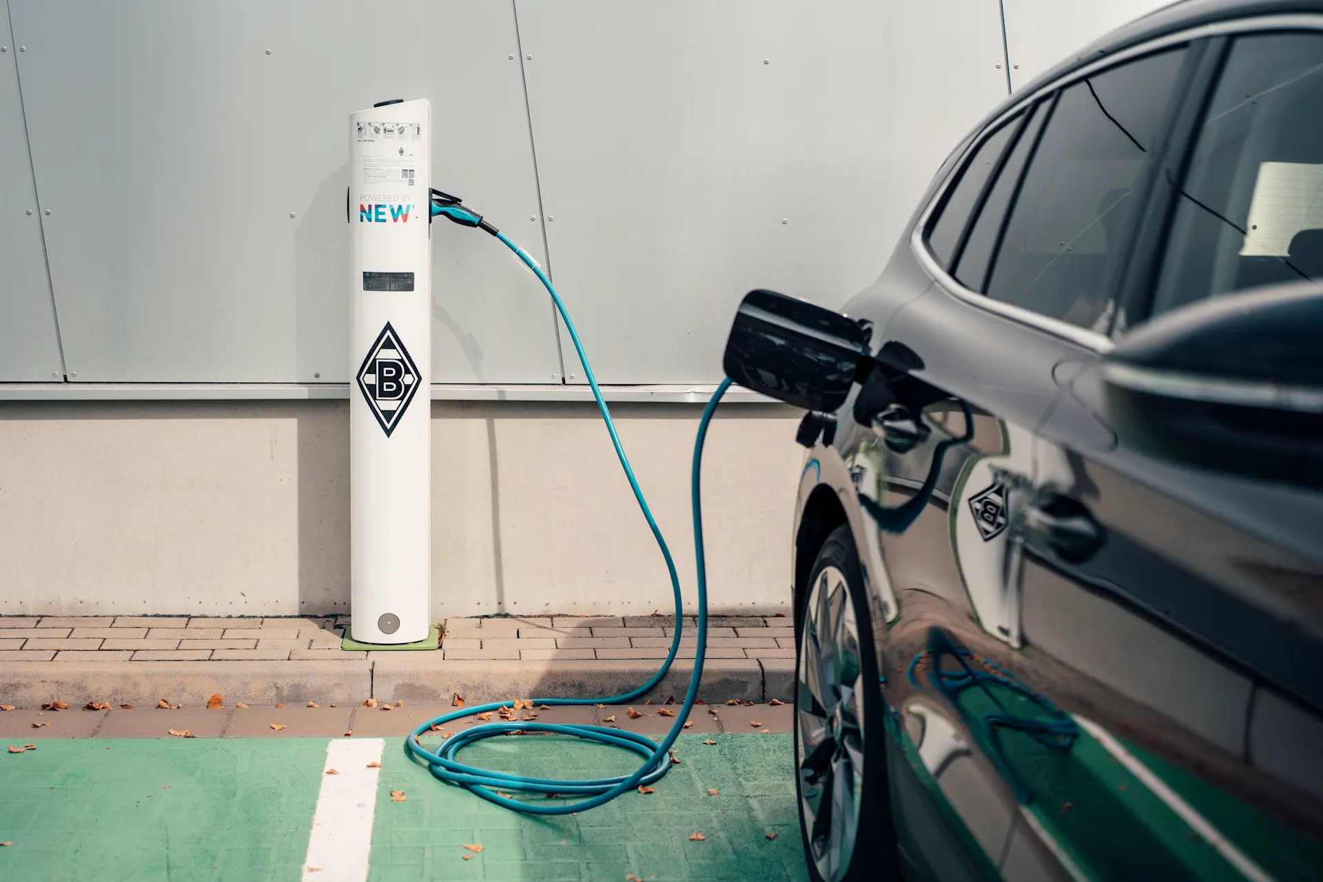 Das Auto wird an einer E-Ladesäule der NEW Energie geladen.