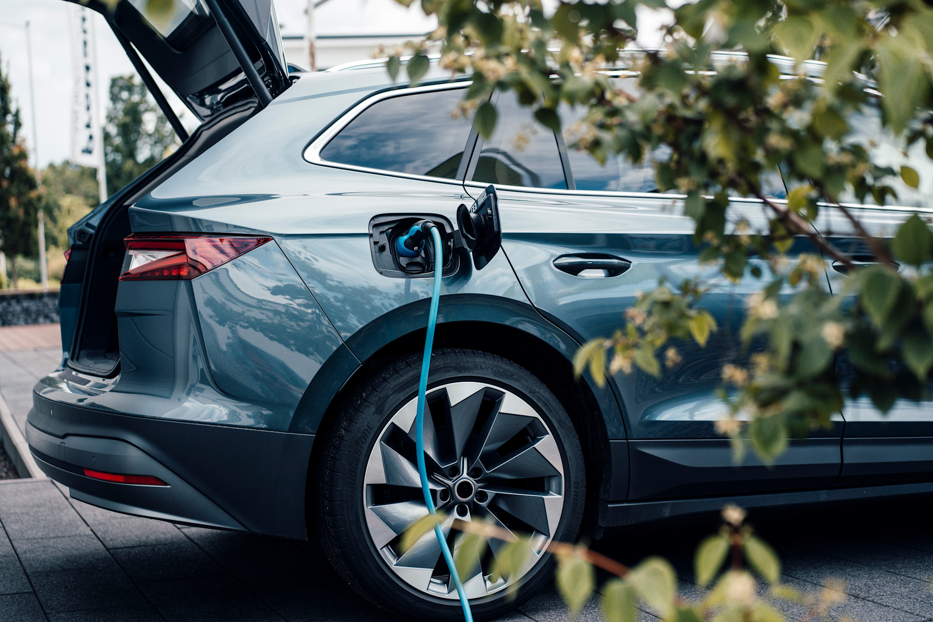 Günstiger Autostrom fließt durch das Ladekabel ins E-Auto.