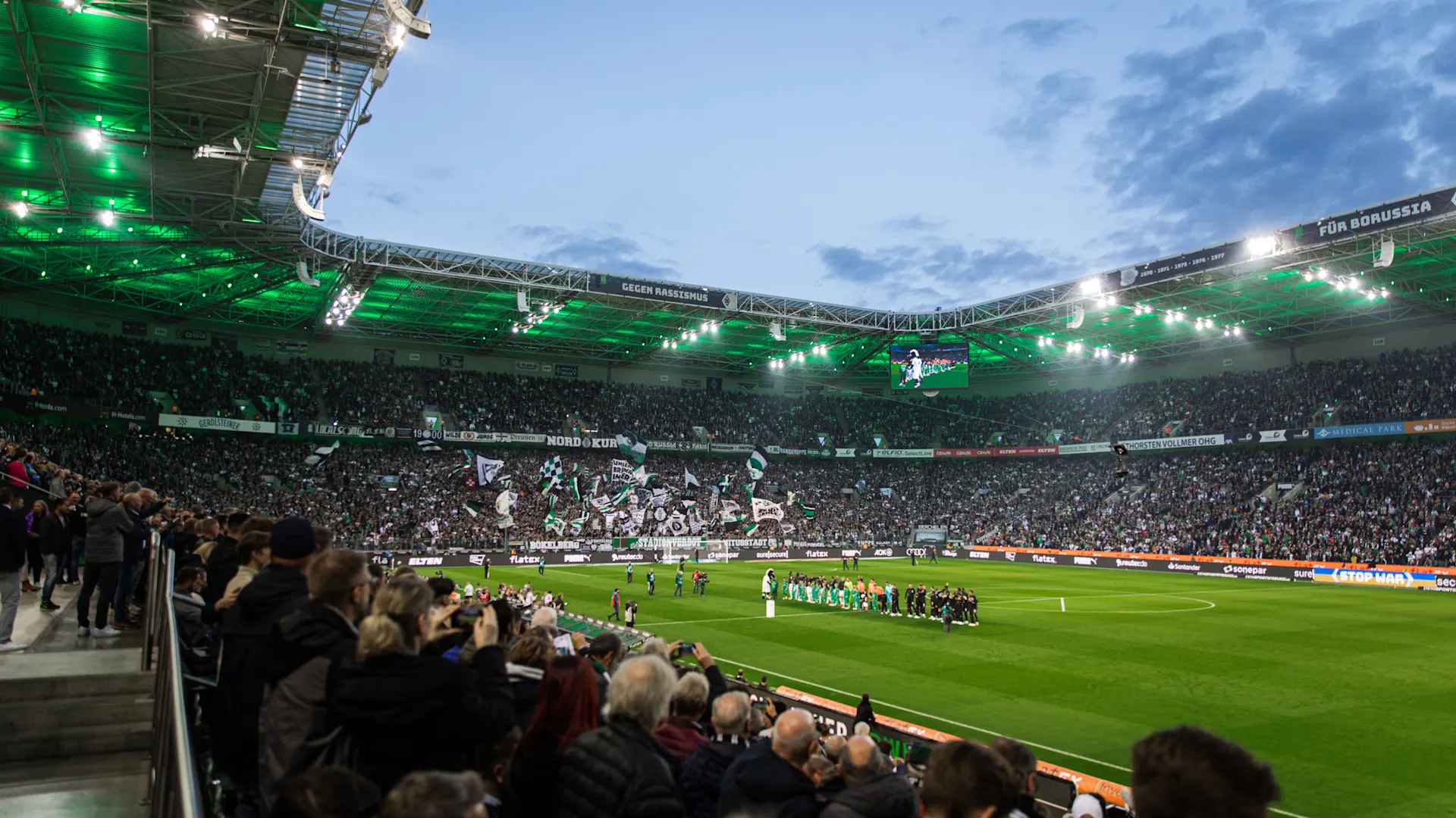 Stadion von Borussia Mönchengladbach beleuchtet mit Strom von NEW Energie Das Stadion von Boussia Mönchengladbach. Blick von der Tribüne auf den Rasen während eines Spiels.