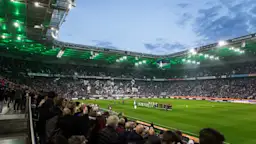 Stadion von Borussia Mönchengladbach beleuchtet mit Strom von NEW Energie Das Stadion von Boussia Mönchengladbach. Blick von der Tribüne auf den Rasen während eines Spiels.