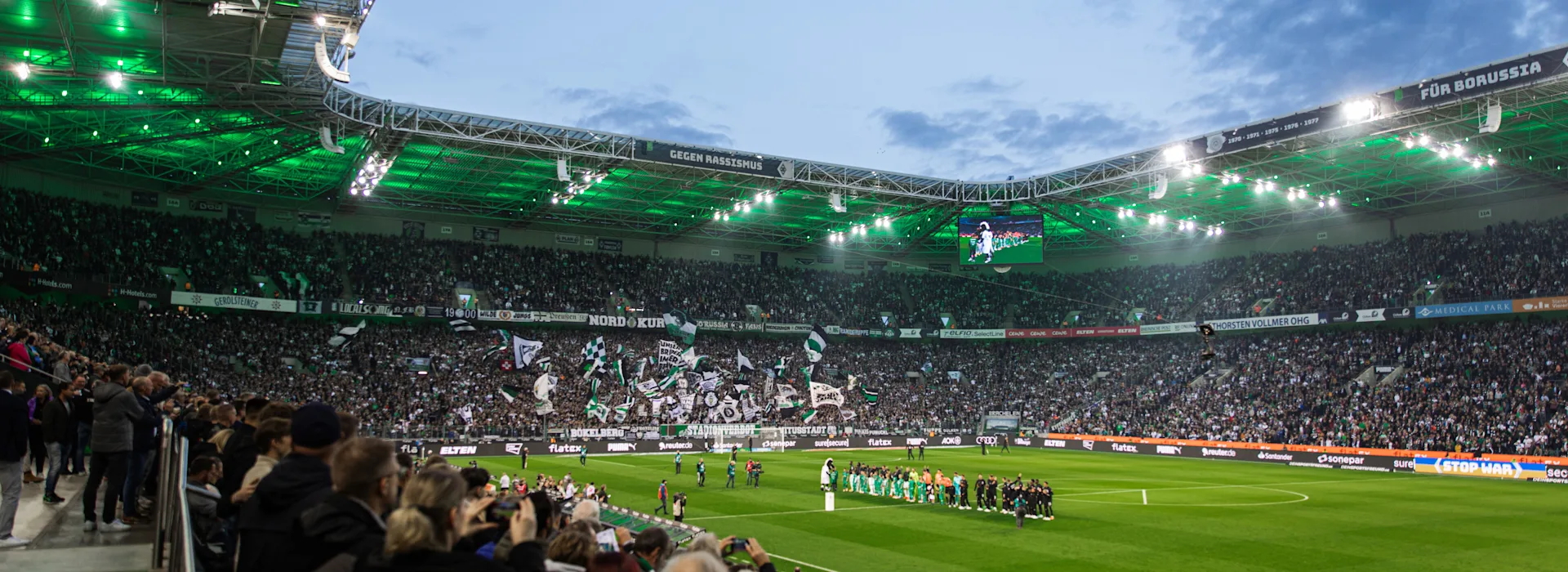 Stadion von Borussia Mönchengladbach beleuchtet mit Strom von NEW Energie Das Stadion von Boussia Mönchengladbach. Blick von der Tribüne auf den Rasen während eines Spiels.