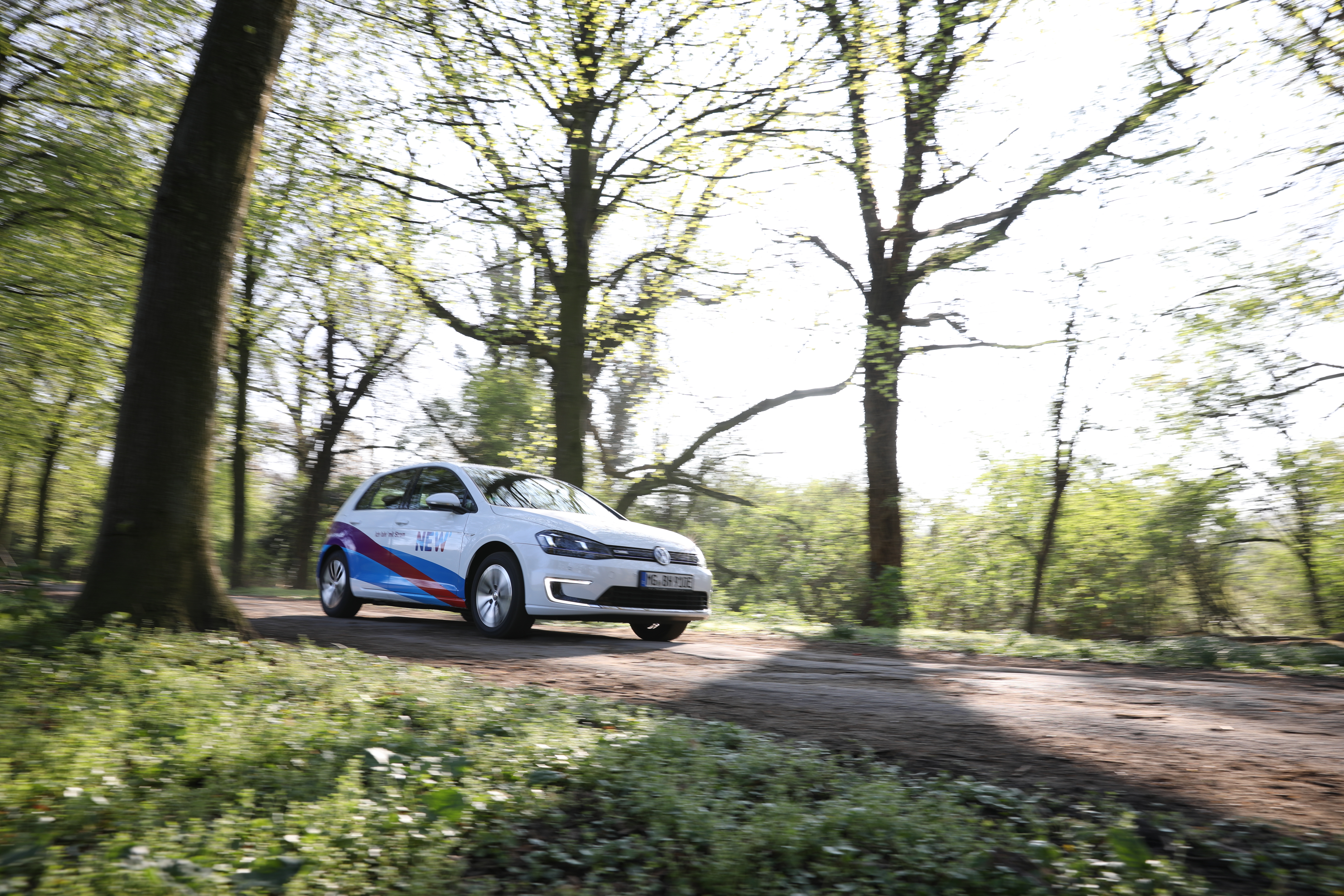 Ein Elektroauto der NEW Energie ist auf der Waldstraße unterwegs.