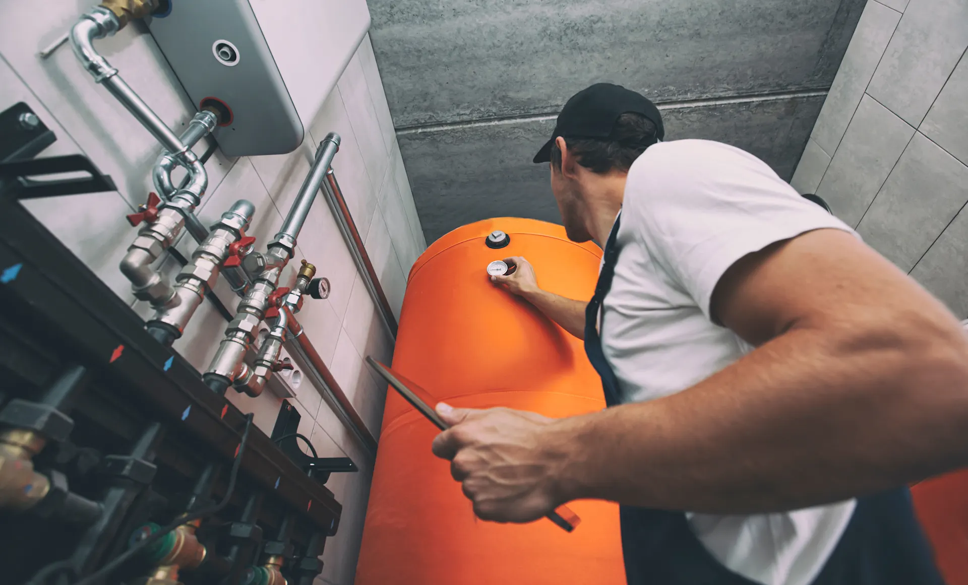 Monteur prüft Heizungsanlage Ein Monteur prüft eine Heizungsanlage der NEW Energie in einem Gebäude.