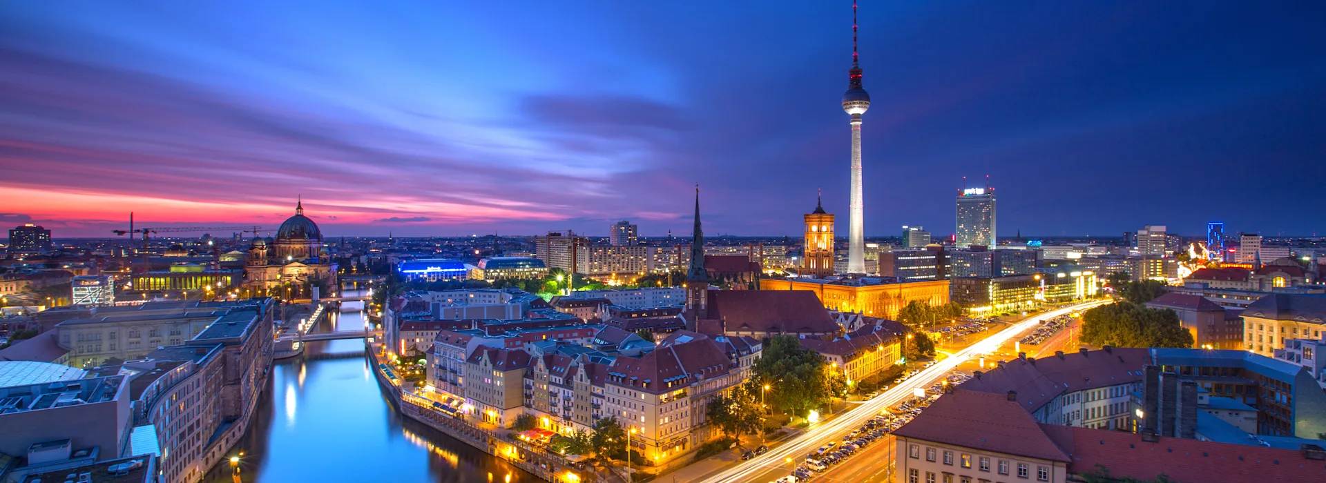 Stromanbieter in Berlin Blick auf den Berliner Fernsehturm Spree aus der Luft bei Dunkelheit.