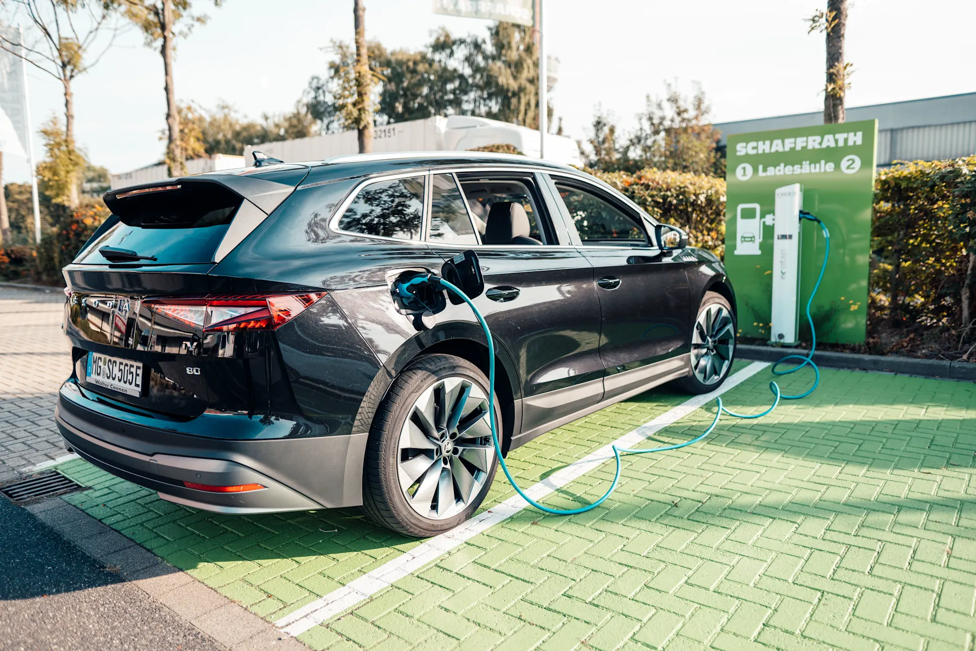 Ein E-Auto steht an einer öffentlichen Ladestation der NEW Energie. 