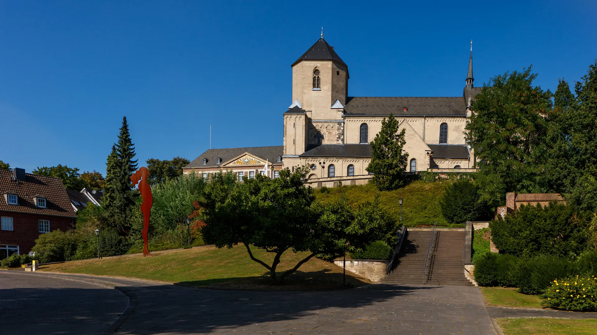 NEW Energie der Stromanbieter für Mönchengladbach Blick von vorne auf den Mönchengladbacher Abteiberg. NEW Energie ist der Stromanbieter in Mönchengladbach.