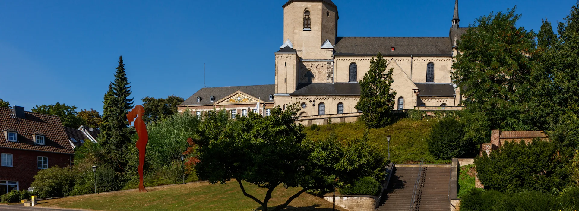 NEW Energie der Stromanbieter für Mönchengladbach Blick von vorne auf den Mönchengladbacher Abteiberg. NEW Energie ist der Stromanbieter in Mönchengladbach.