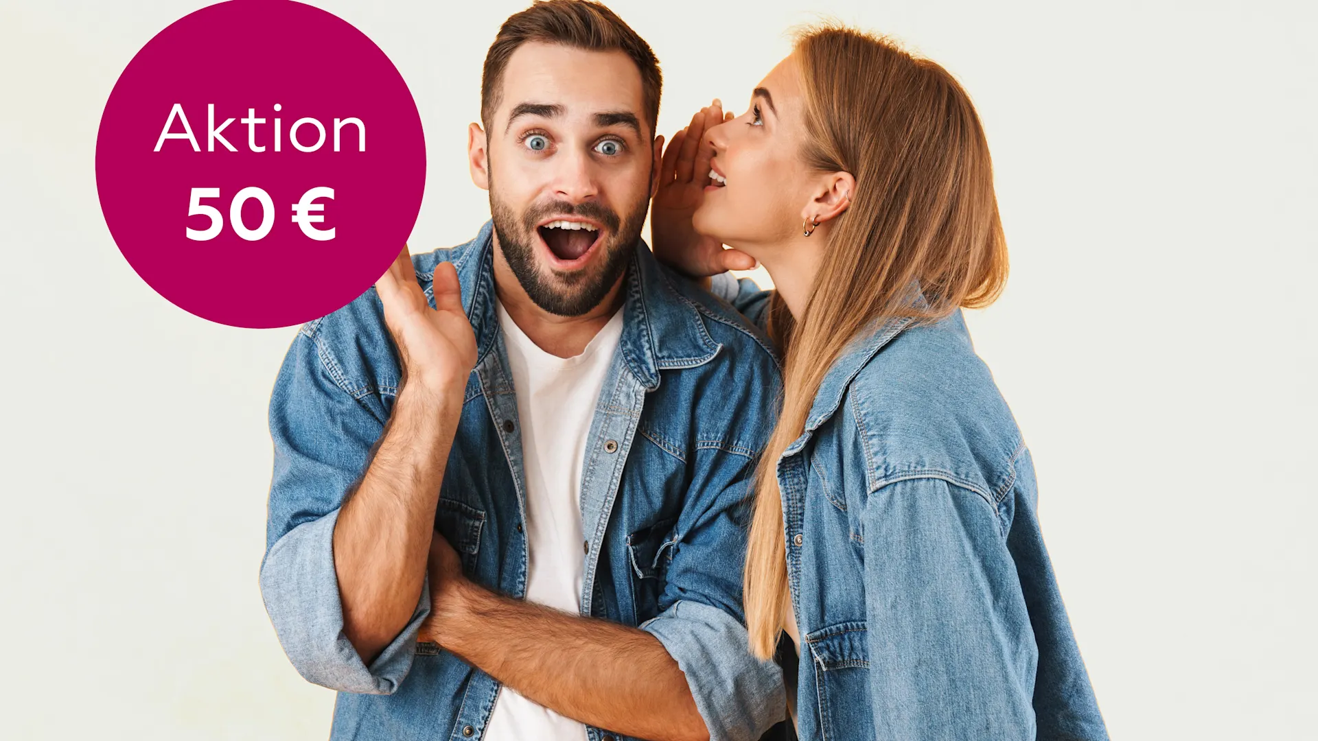 NEW Energie empfehlen und sichern sich 50 € Prämie NEW Energie empfehlen. Frau flüstert einem Mann etwas ins Ohr.