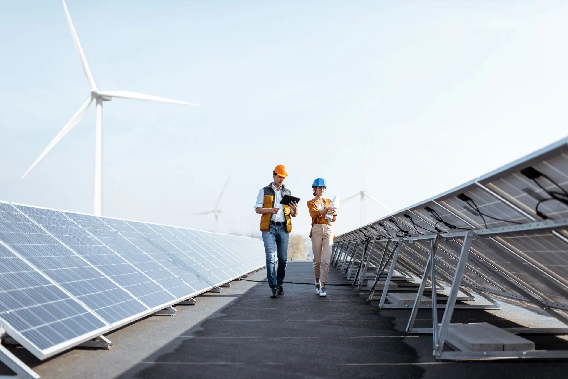 Aufbau einer Photovoltaik-Anlage wird kontrolliert.