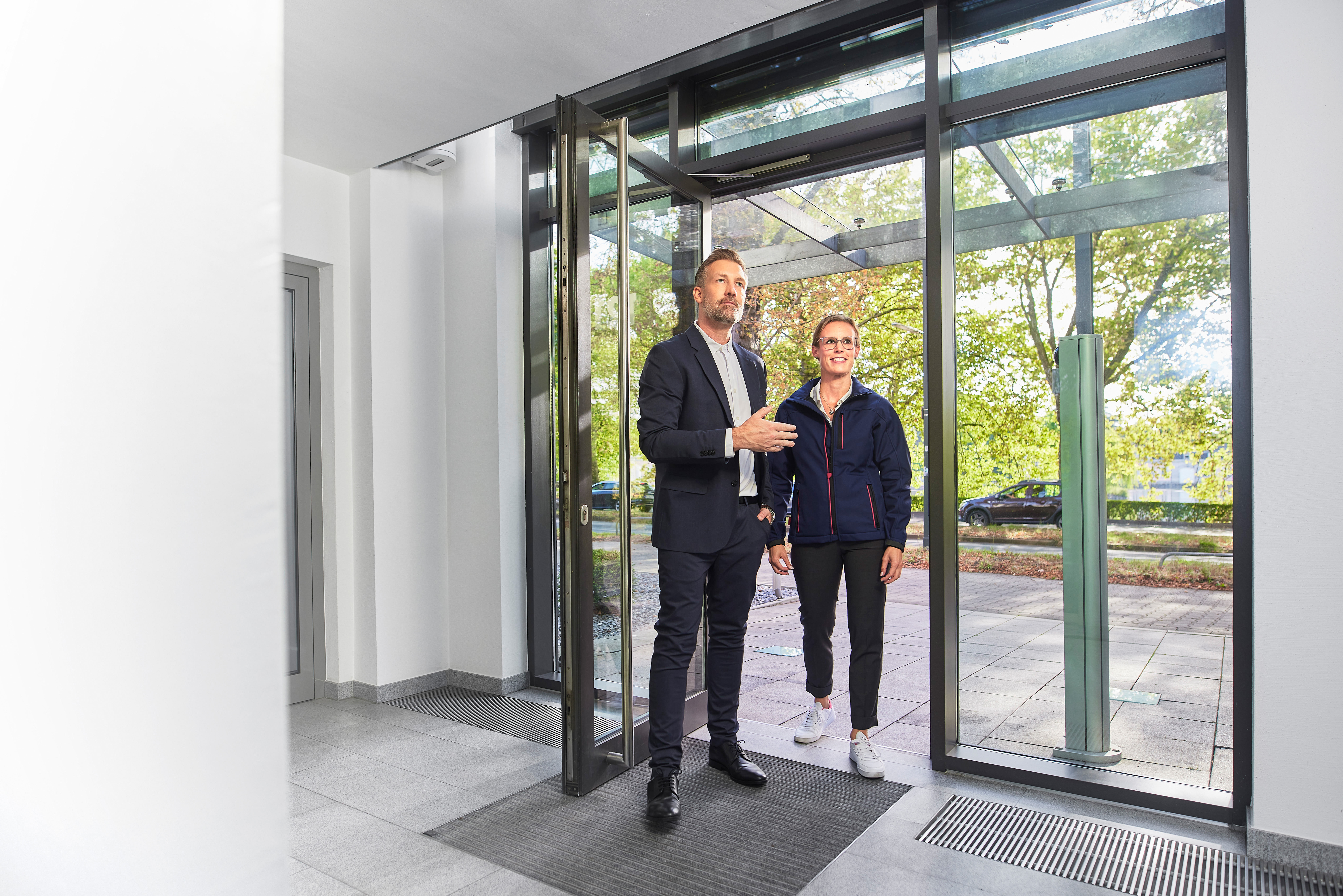 Eine Mitarbeiterin der NEW hat eine Hausbegehung mit der Hausverwaltung in einem Mehrfamilienhaus.