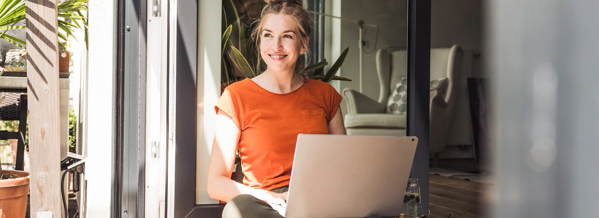 Günstig, fair und ausgezeichneter Service bei der NEW Energie Eine Frau sitzt am Laptop und möchte für Strom und Gas zur NEW Energie wechseln.