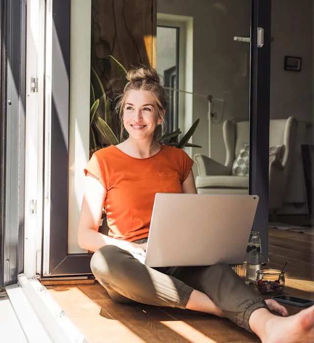 Günstig, fair und ausgezeichneter Service bei der NEW Energie Eine Frau sitzt am Laptop und möchte für Strom und Gas zur NEW Energie wechseln.