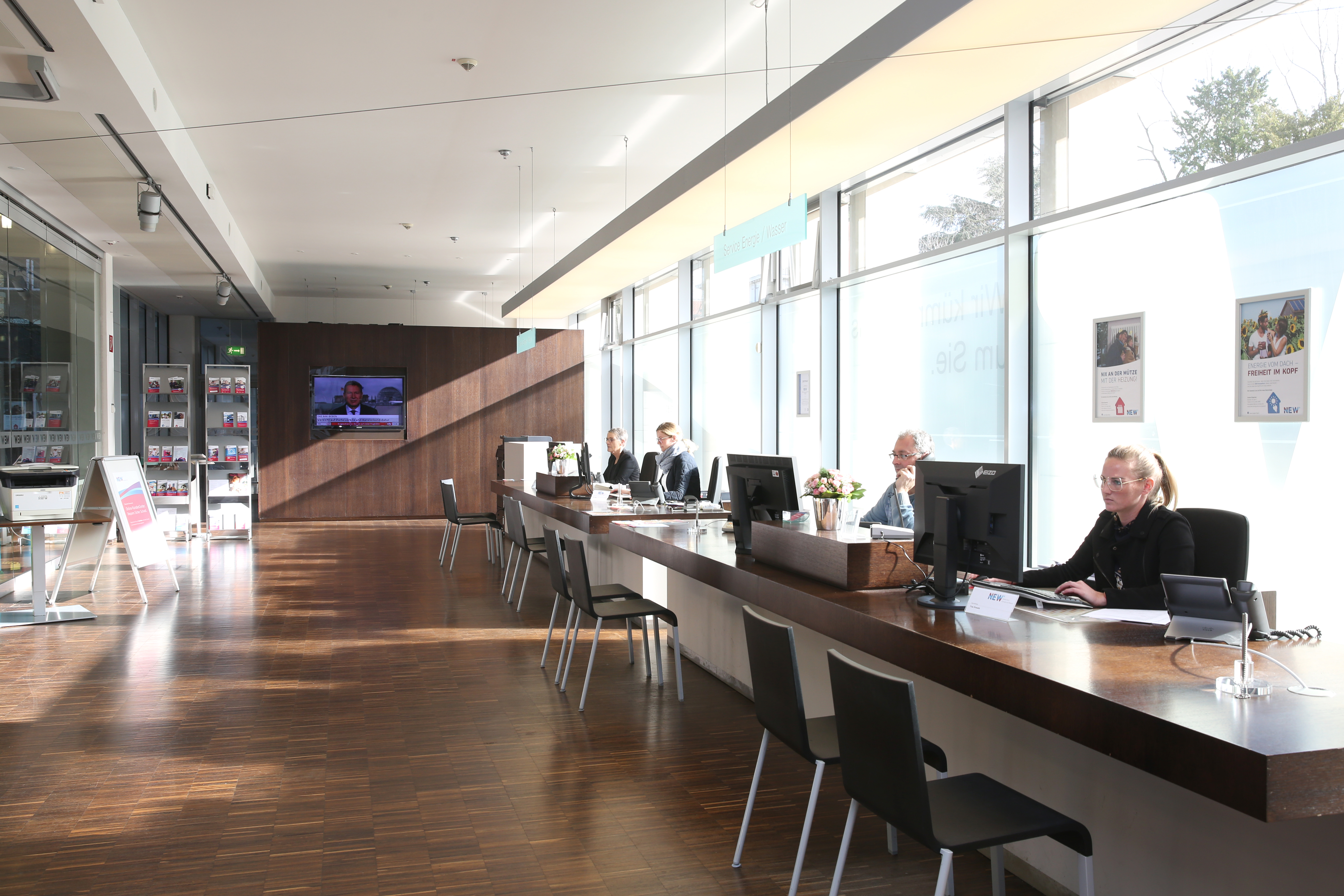 Mitarbeiterinnen und Mitarbeiter arbeiten im Kundencenter Viersen.