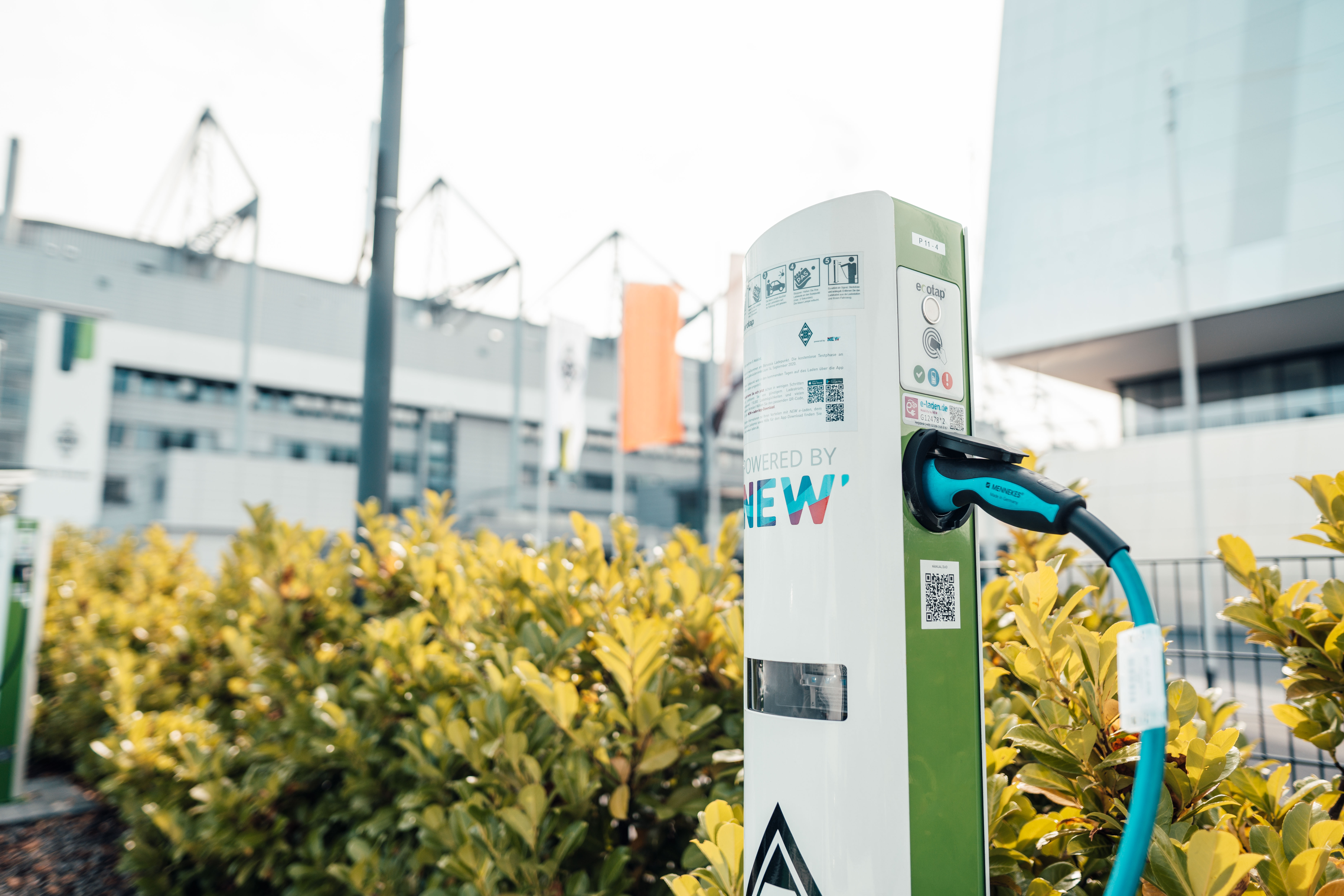 Ein Stecker steckt in einer Ladestation der NEW Energie am Borussia-Park. 