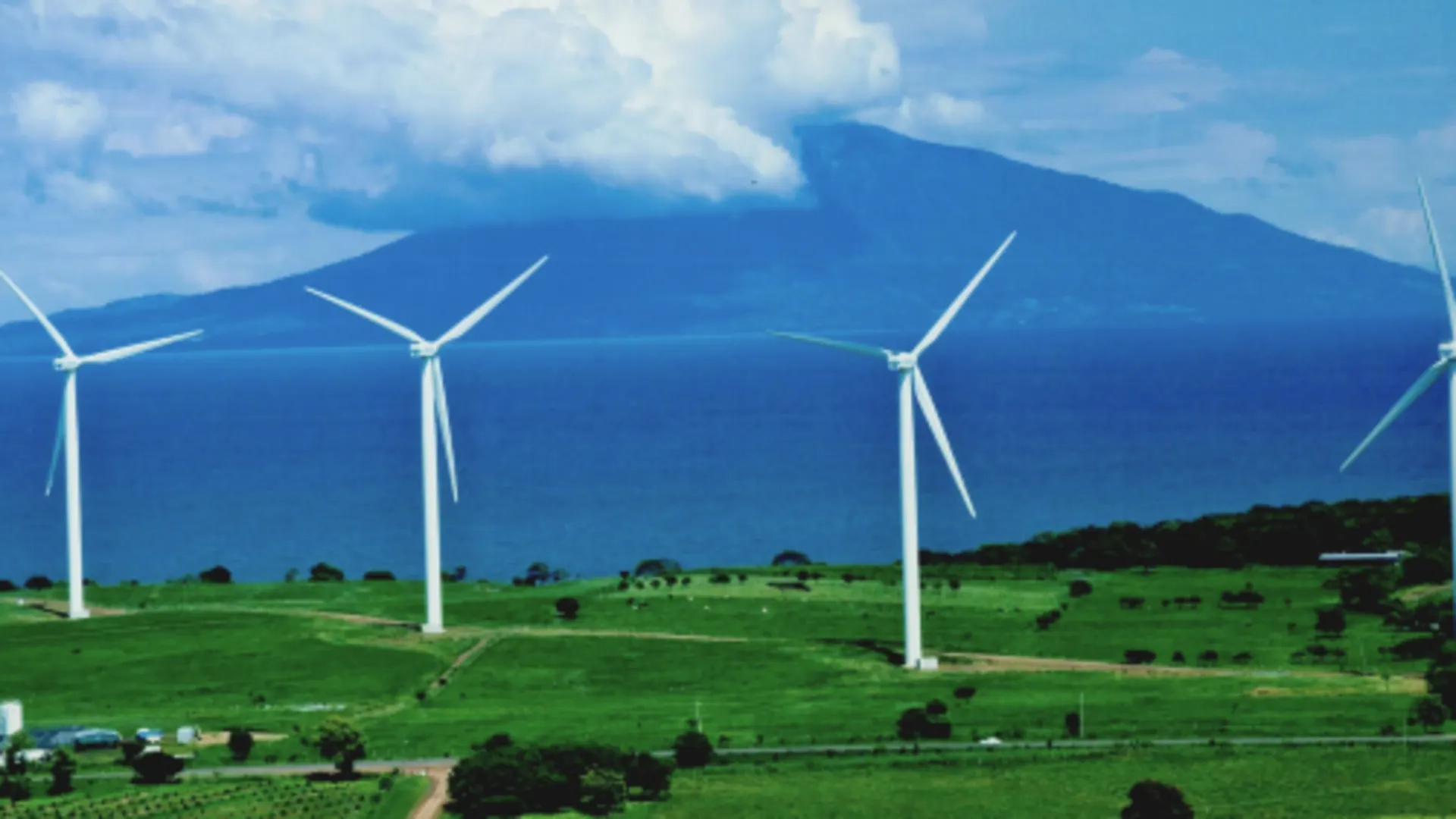 Projektfoto Windenergie Nicaragua Projektfoto Windenergie Nicaragua. Blick auf drei Windräder im grünen von Nicaragua.