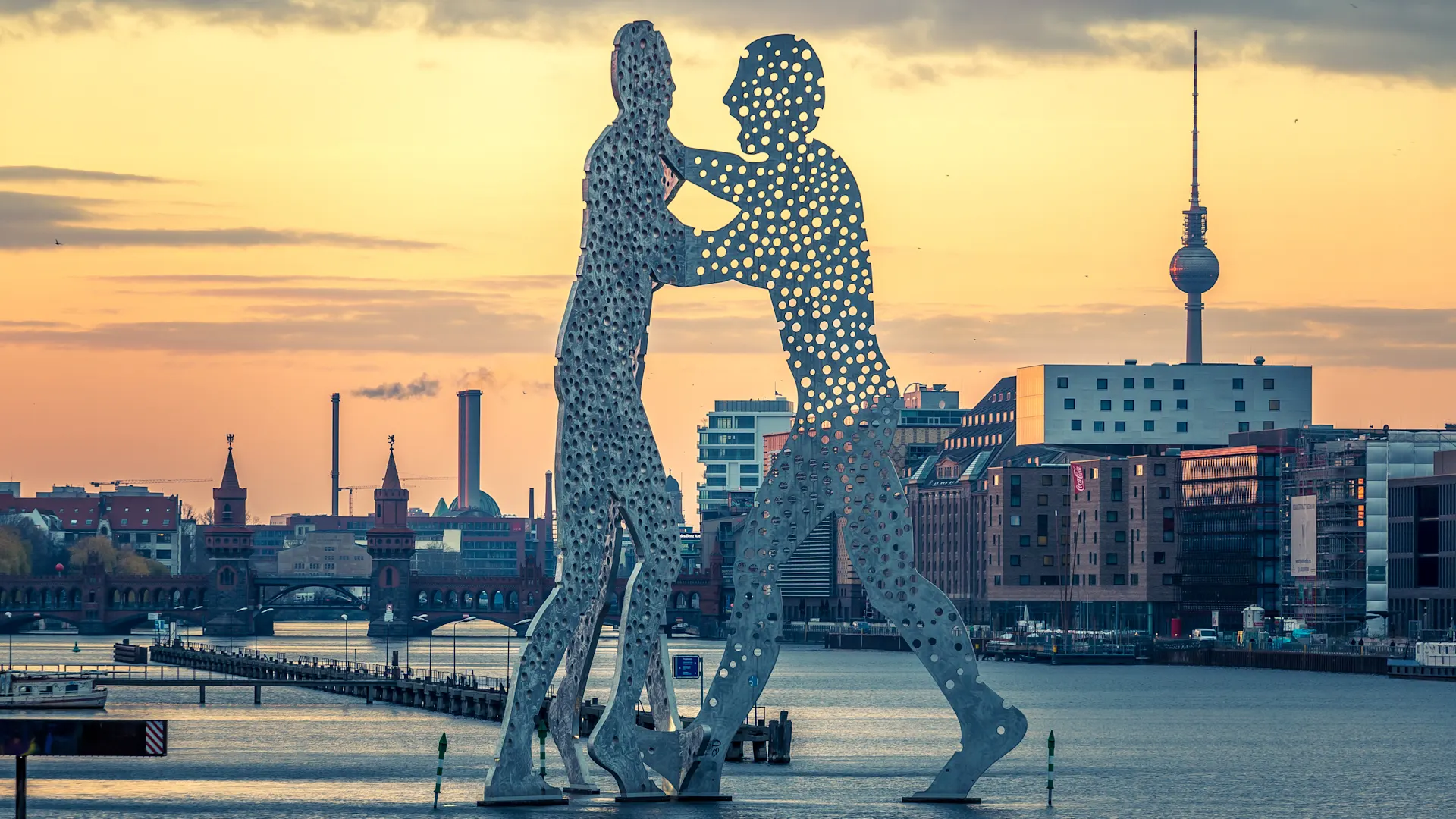 Günstiger Stromanbieter für Berlin Molekül Männer in Berlin an der Spree. NEW Energie ist der günstige Energieversorger für Berlin.