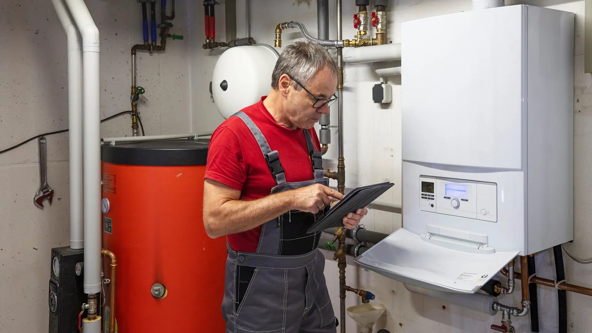 Heizungsmonteur bei der Arbeit Ein Heizungsmonteur steht an einer Heizungsanlage der NEW Energie und führt seine Arbeit durch.