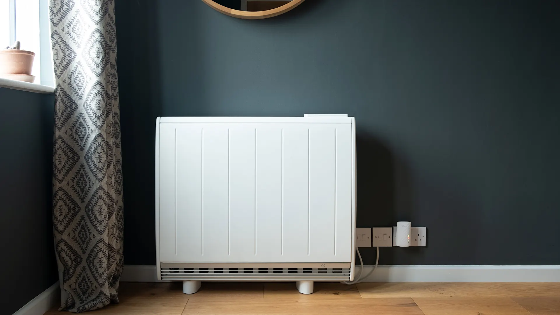 Nachtspeicherheizung im Wohnzimmer Eine Nachtspeicherheizung der NEW Energie steht in einem Wohnzimmer an der Wand.