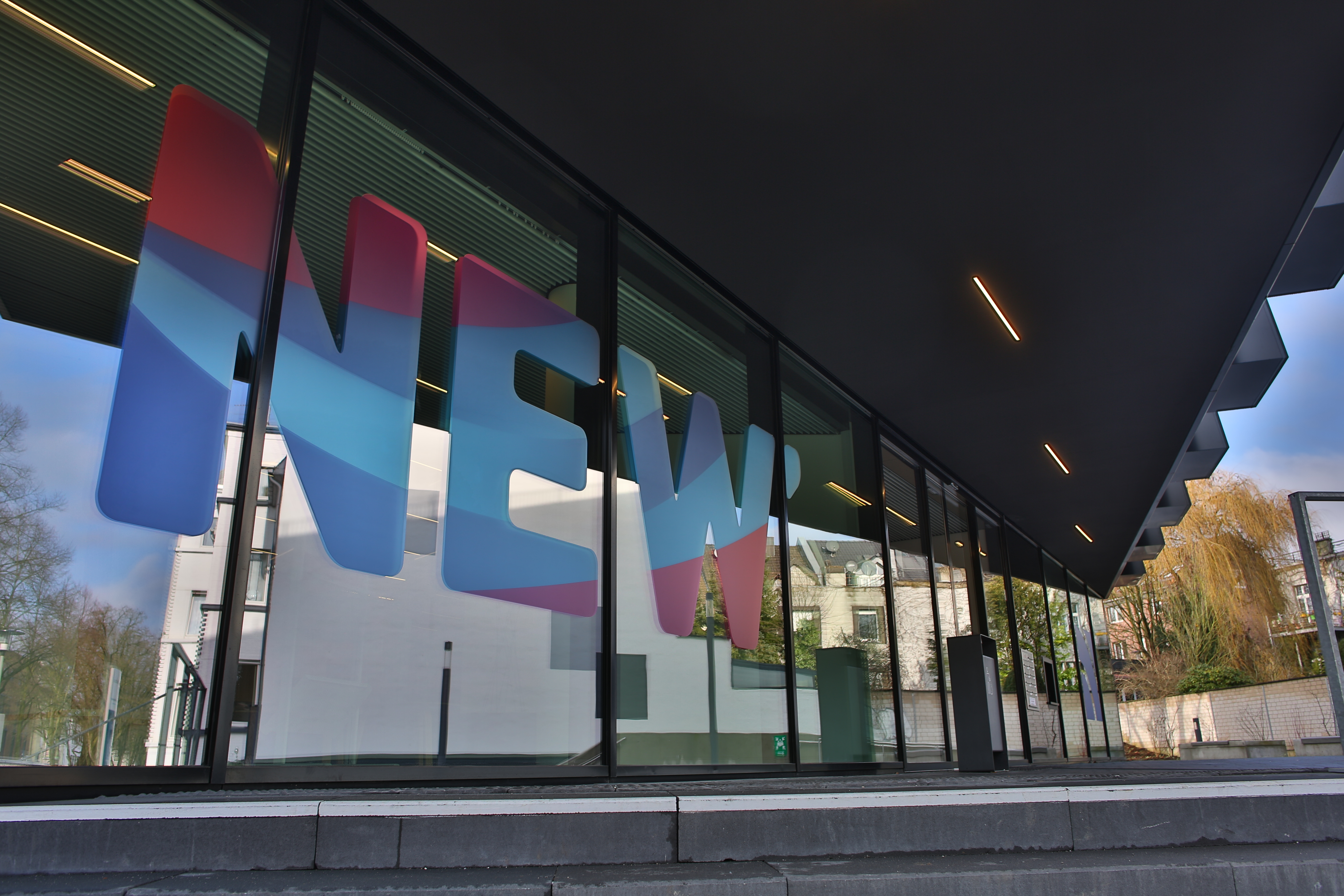 NEW Logo auf dem Kundencenter im Blauhaus.