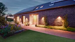 Energiedach am Abend Ein Haus mit einem Energie Dach von der NEW Energie, wird am Abend mit Ökostrom, erzeugt durch eine Photovoltaik Anlage, betrieben.