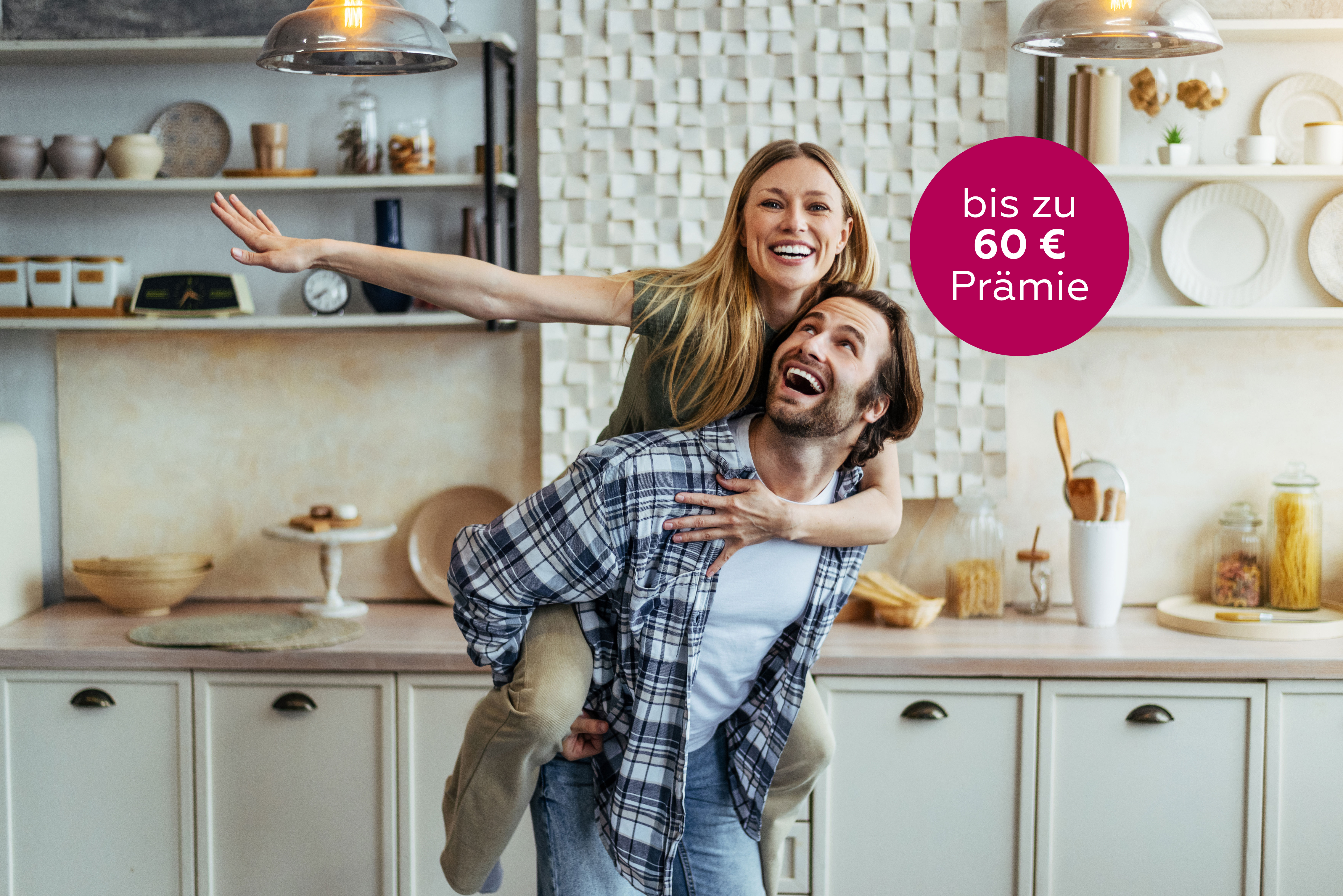 Glückliches Paar in der Küche. Freuen Sie sich über die NEW Energie.