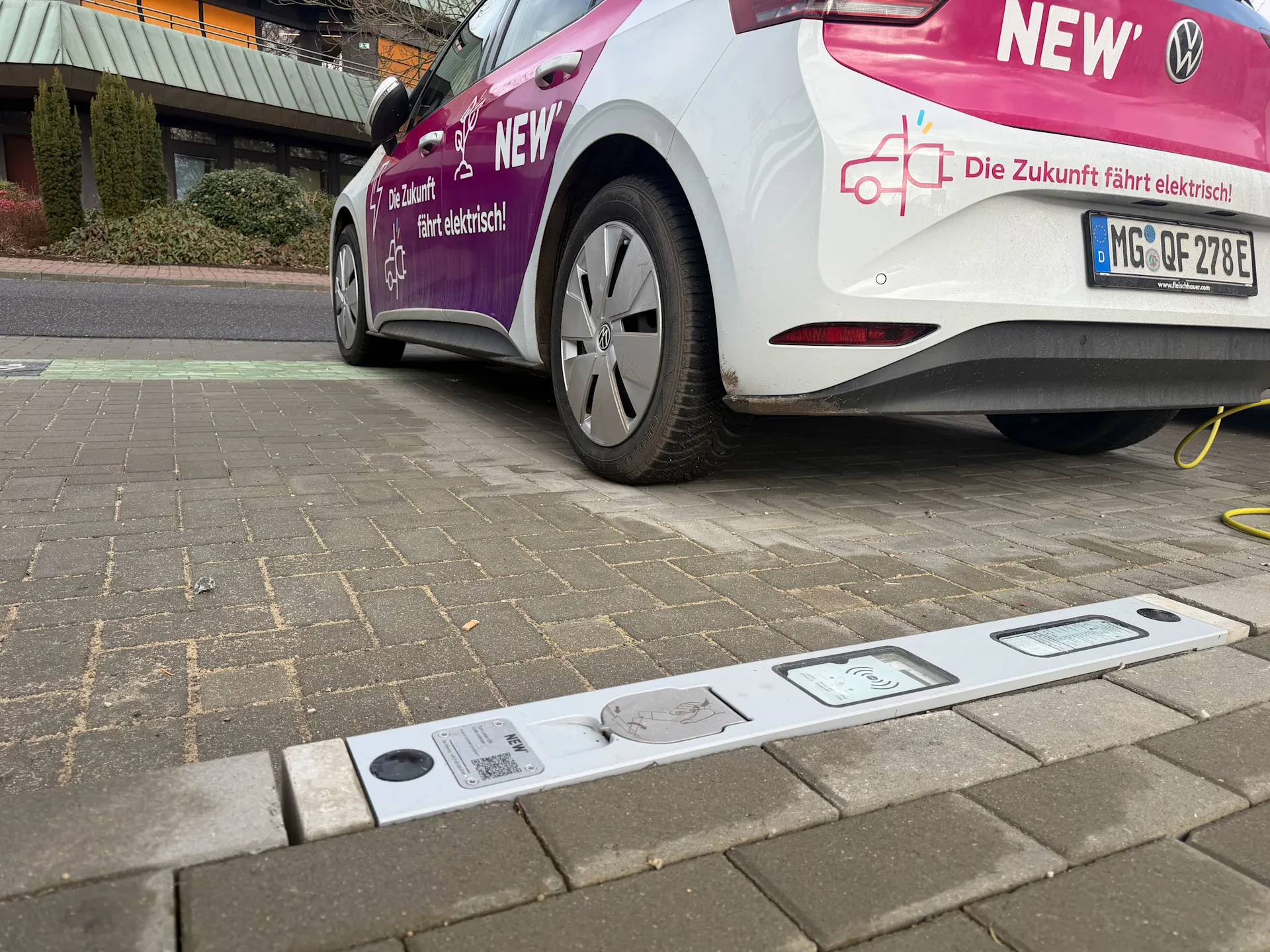 Öffentliches Laden ohne Ladesäule Erster öffentlicher Ladebordstein der NEW Energie Ein Auto der NEW steht an einem Ladebordstein der NEW Energie.