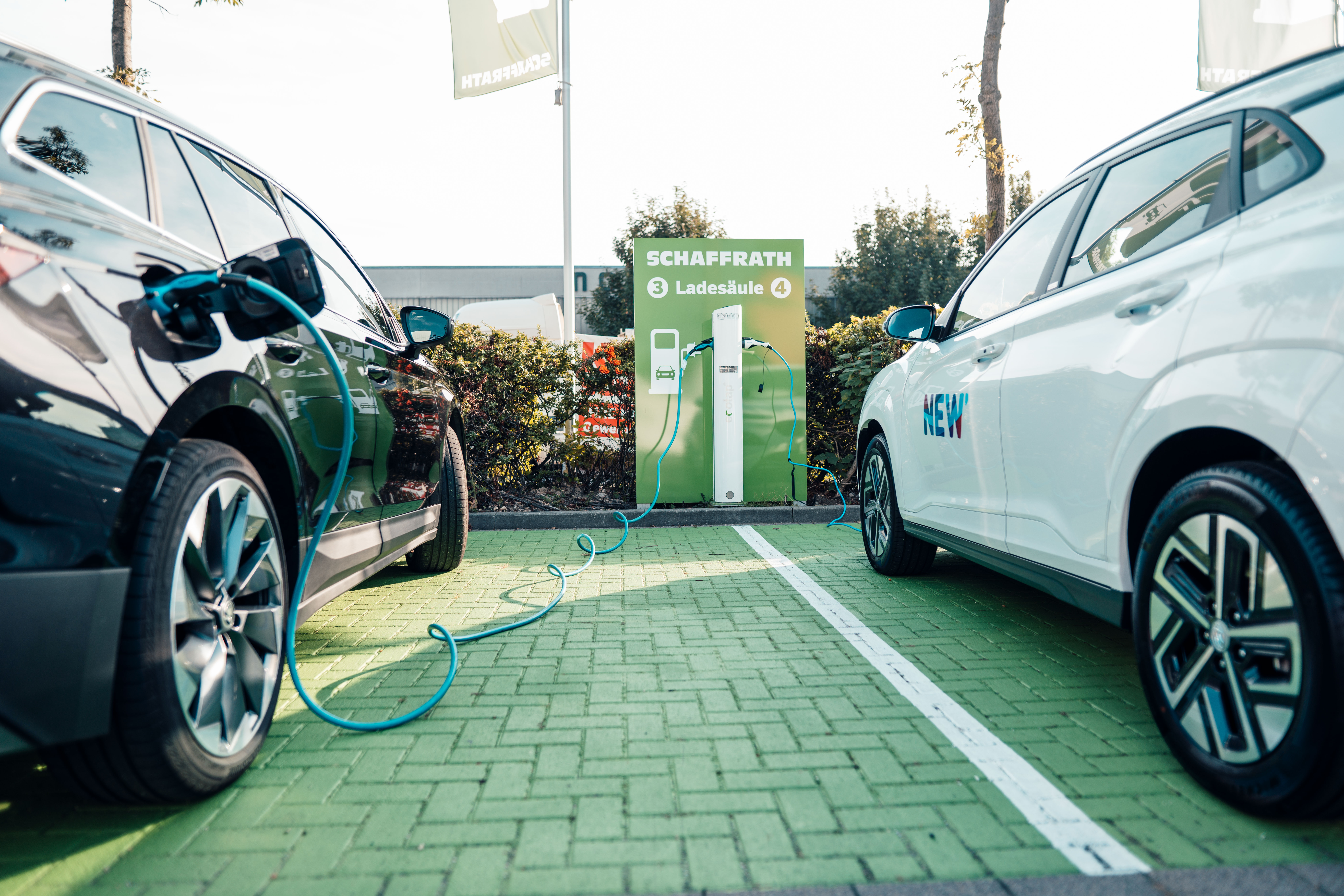 Das Auto wird auf einem öffentlichen Parkplatz an einer Ladesäule der NEW Energie geladen.