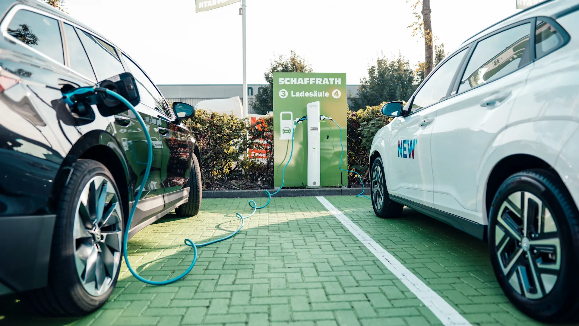 Lademanagement bei E-Autos Das Auto wird auf einem öffentlichen Parkplatz an einer Ladesäule der NEW Energie geladen.