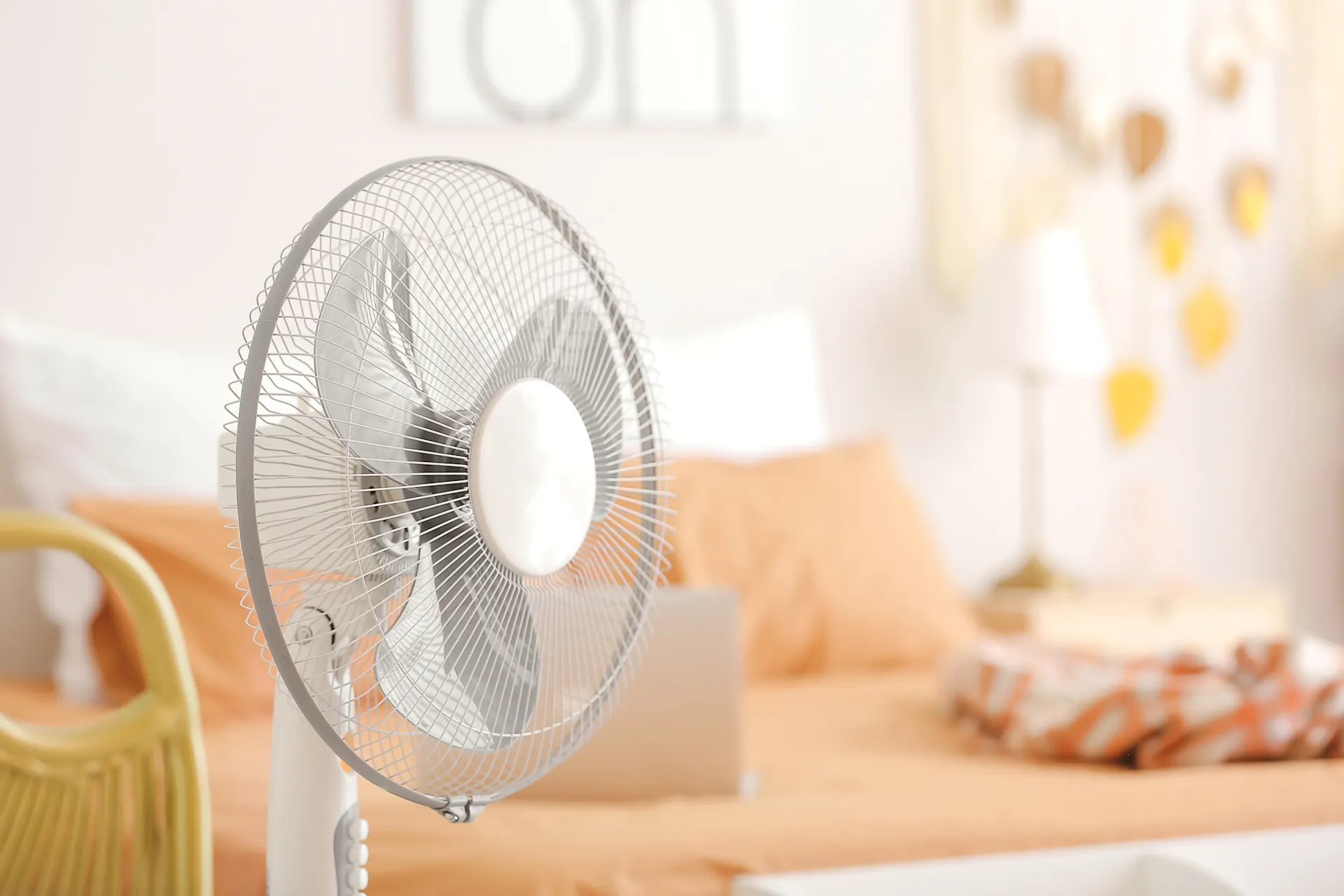 Ventilator Ein Ventilator steht in einem Wohnzimmer. Er ist eine einfache Alternative zu einer Klimanalage.
