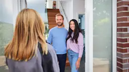Hausbesuch für die Vorstellung des Energieausweises Eine Mitarbeiterin der NEW kommt zu einem Hausbesuch bei Kunden.