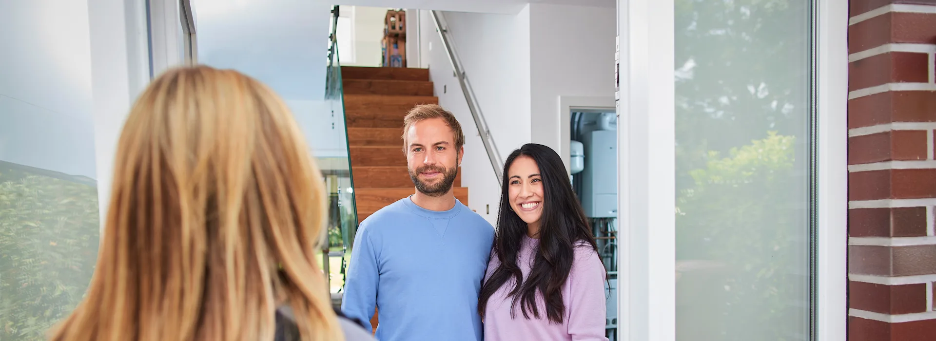 Eine Mitarbeiterin der NEW kommt zu einem Hausbesuch bei Kunden.