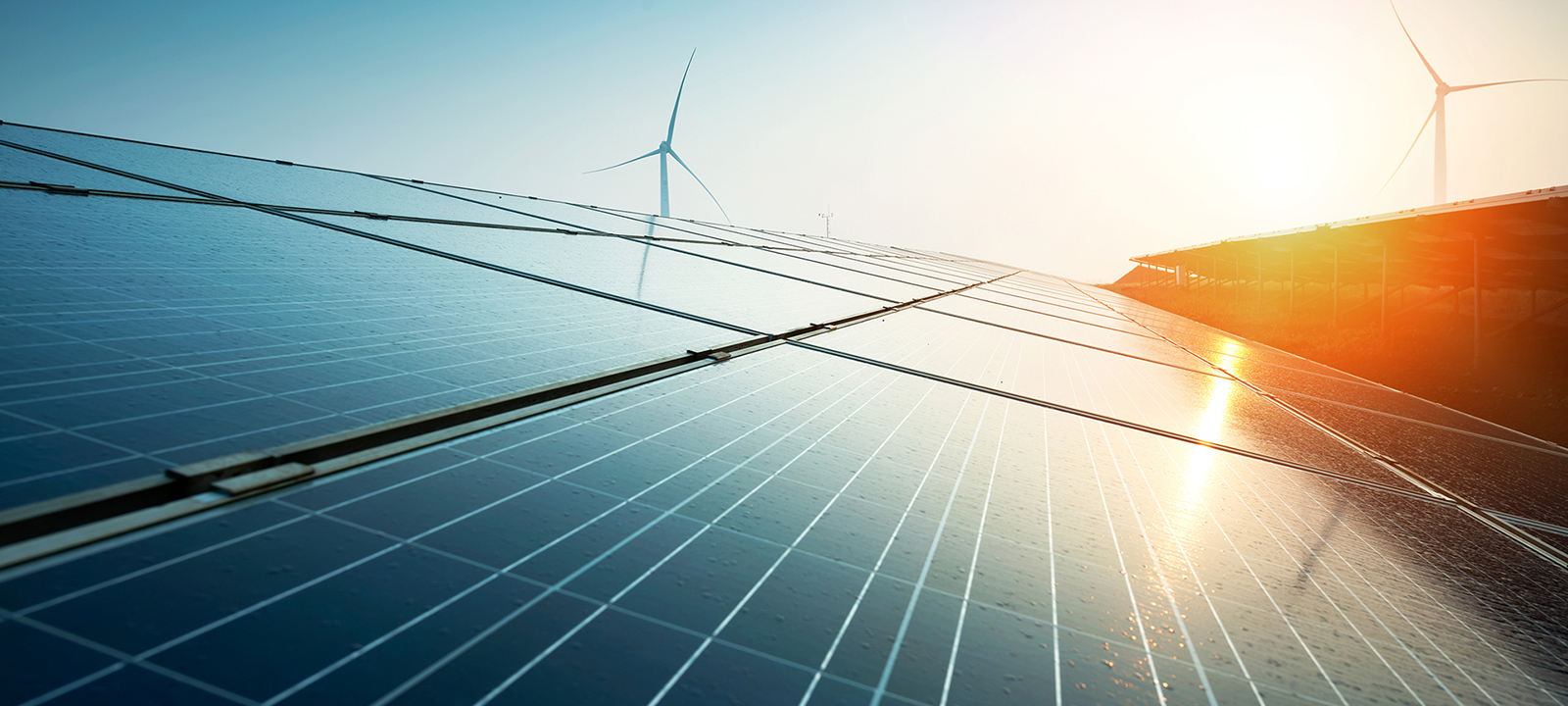 Eine Photovoltaikanlage auf einem Dach im Sonnenuntergang.