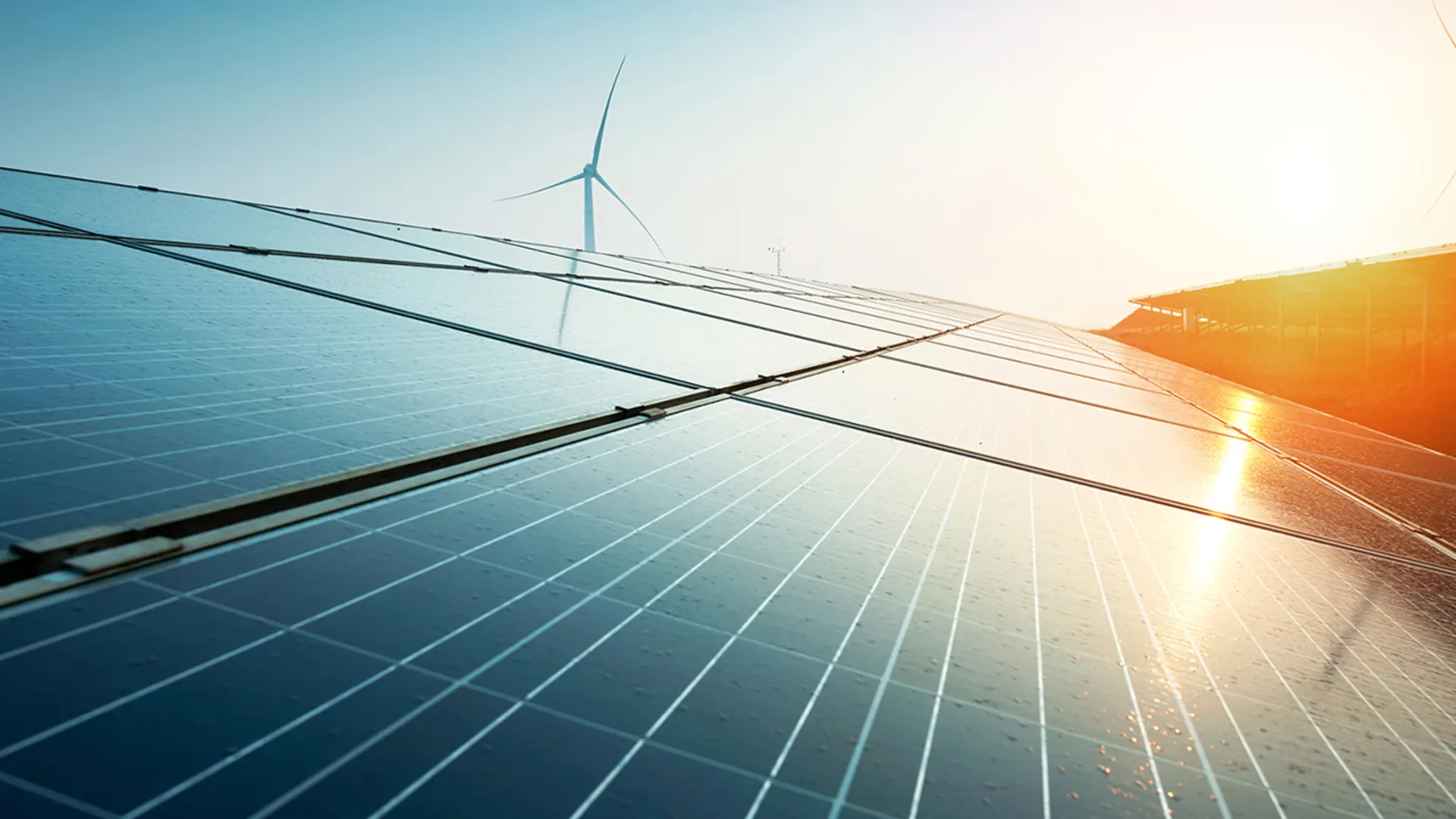 PV Anlage für Gewerbekunden Eine Photovoltaikanlage auf einem Dach im Sonnenuntergang.