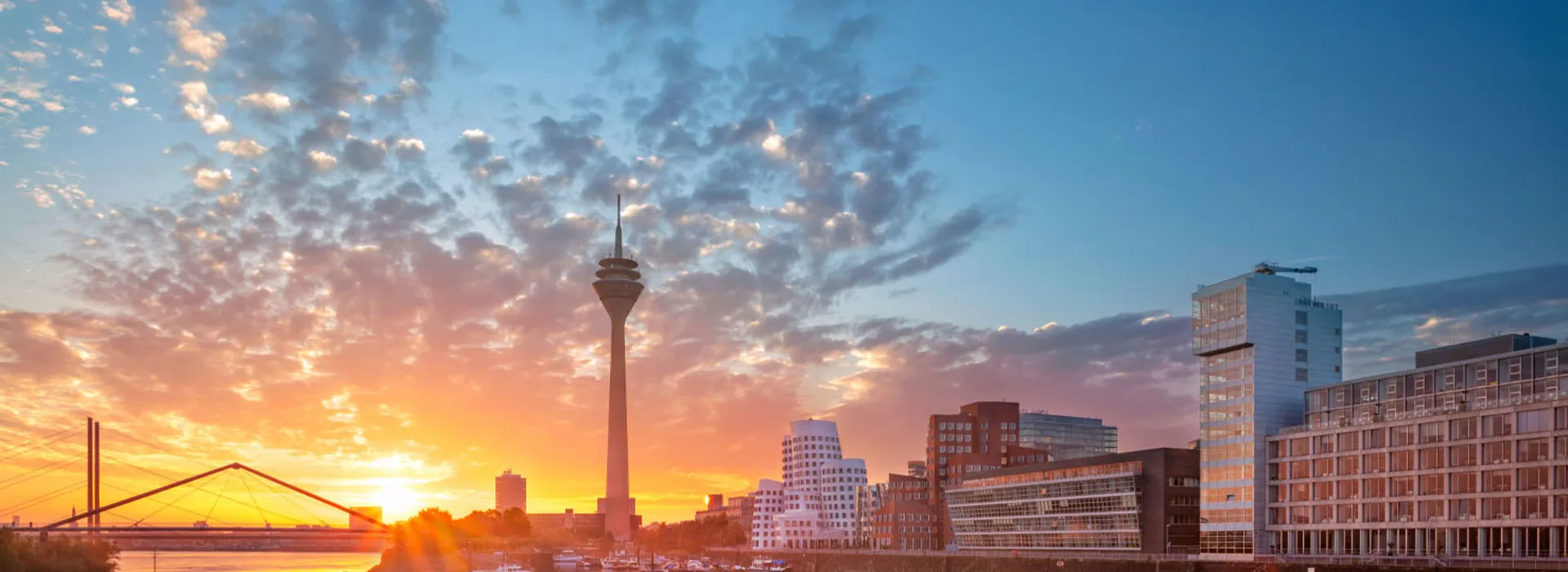 Fernsehturm in Düsseldorf Blick über den Rhein zum Fernsehturm in Düsseldorf.