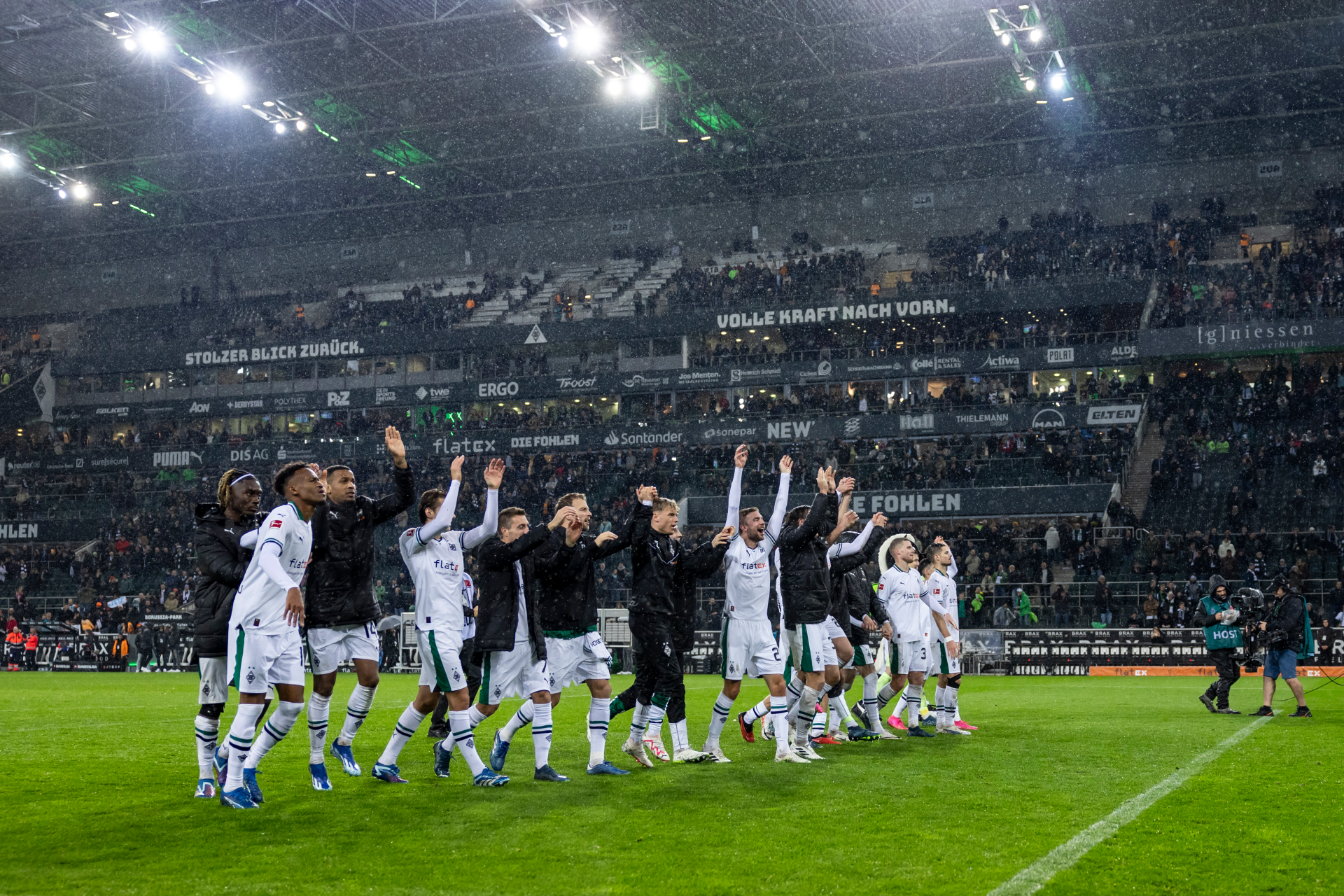 Borussia Mönchengladbach Spieler jubeln über einen Heimsieg.