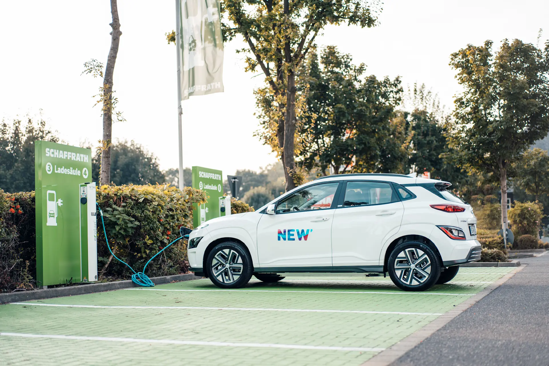 Ein Elektroauto parkt auf einem Parkplatz für E-Autos.