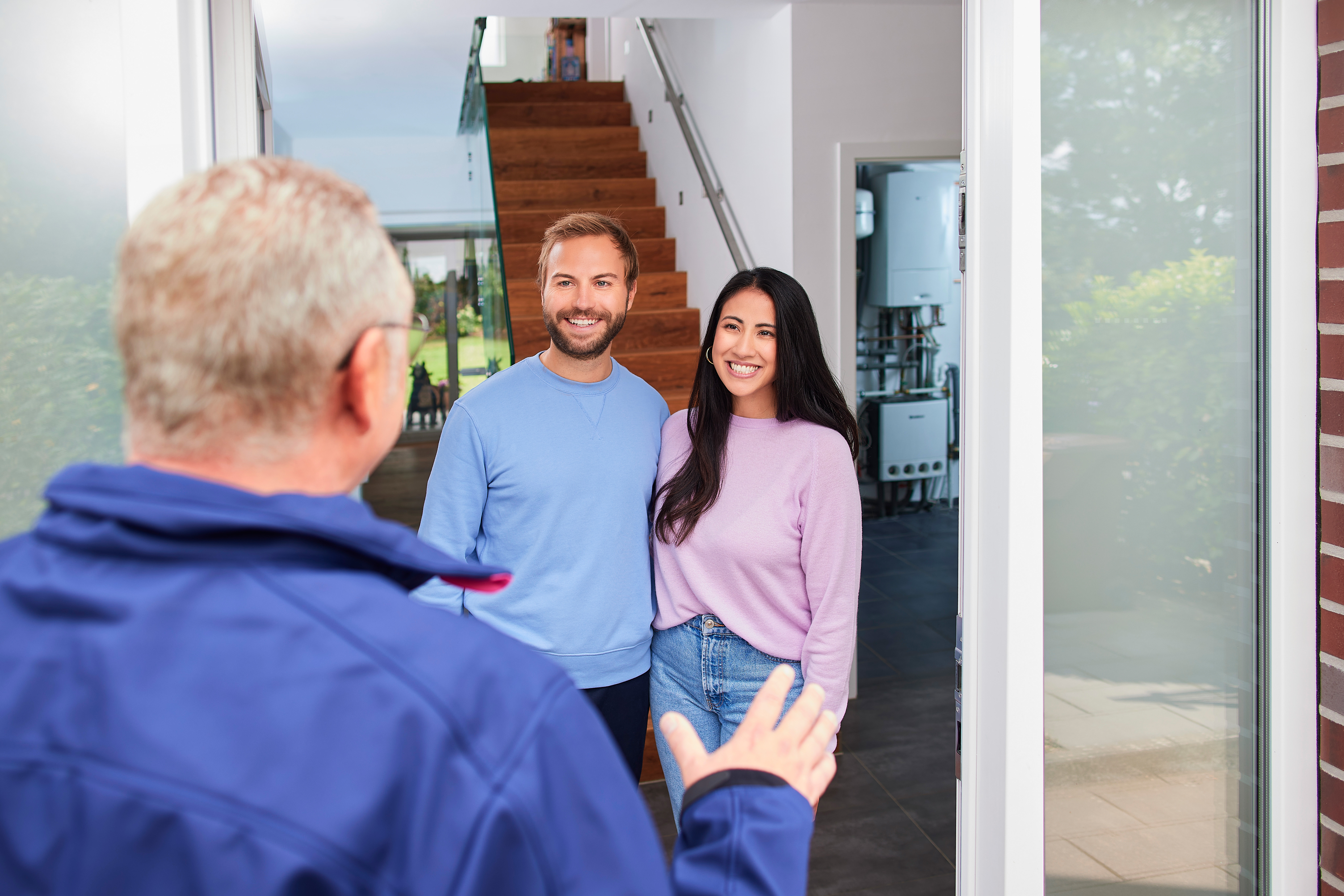 Ein Mitarbeiter der NEW kommt zu Kunden anlässlich einer Beratung zu Gaspreisen nach Hause.