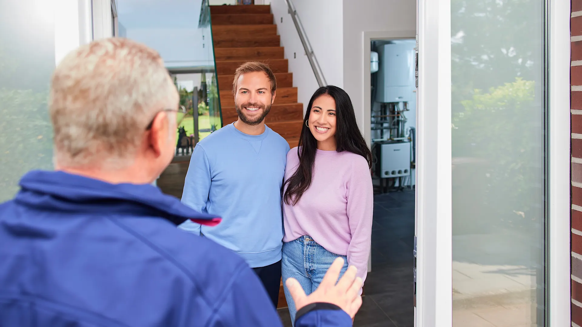 NEW Beratung zu Hause Ein Mitarbeiter der NEW kommt zu Kunden anlässlich einer Beratung zu Gaspreisen nach Hause.