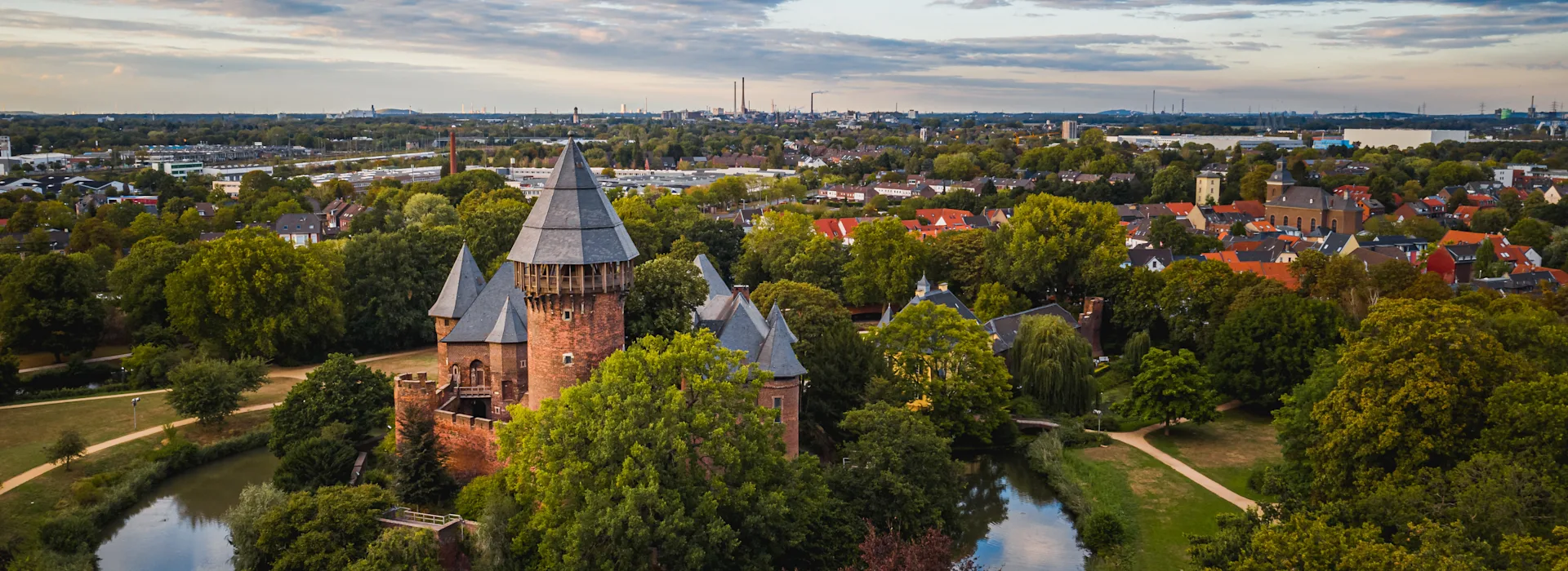 NEW Energie für Krefeld Burg Krefeld-Linn Blick aus der Vogelperspektive auf die Sehenswürdigkeit Burg Krefeld-Linn.