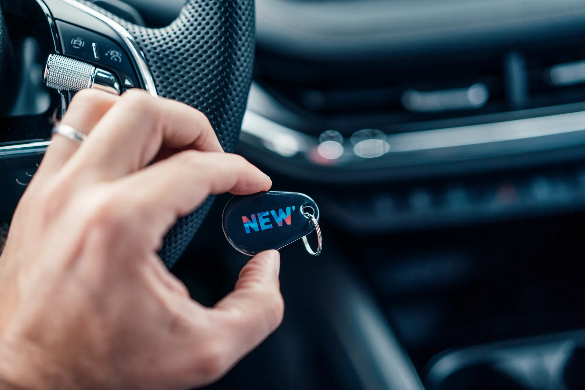 NEW-Energie Token in einem Elektroauto.