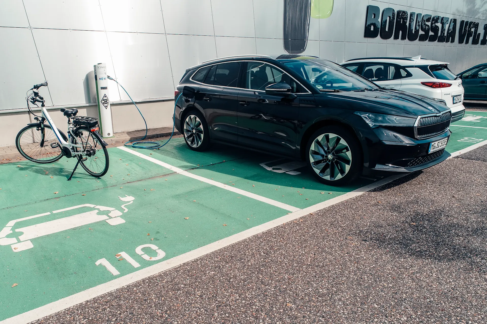 Das E-Auto befindet sich an einer Ladesäule im Ladevorgang.