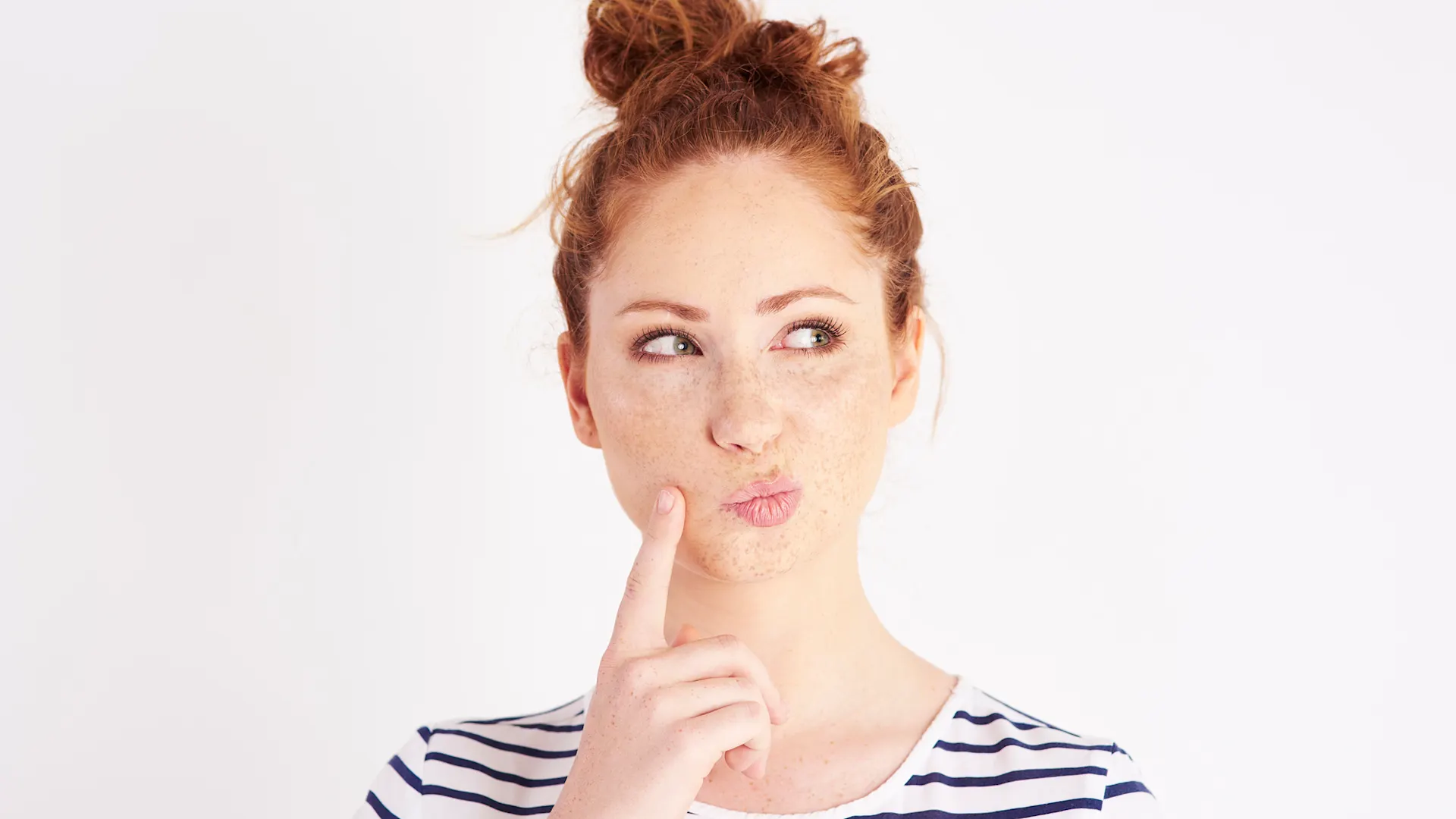 Frau denkt an den Service der NEW Energie Eine Frau guckt nachdenklich in die Luft und denkt an den Kundenservice der NEW Energie.