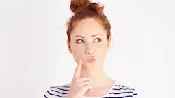 Frau denkt an den Service der NEW Energie Eine Frau guckt nachdenklich in die Luft und denkt an den Kundenservice der NEW Energie.