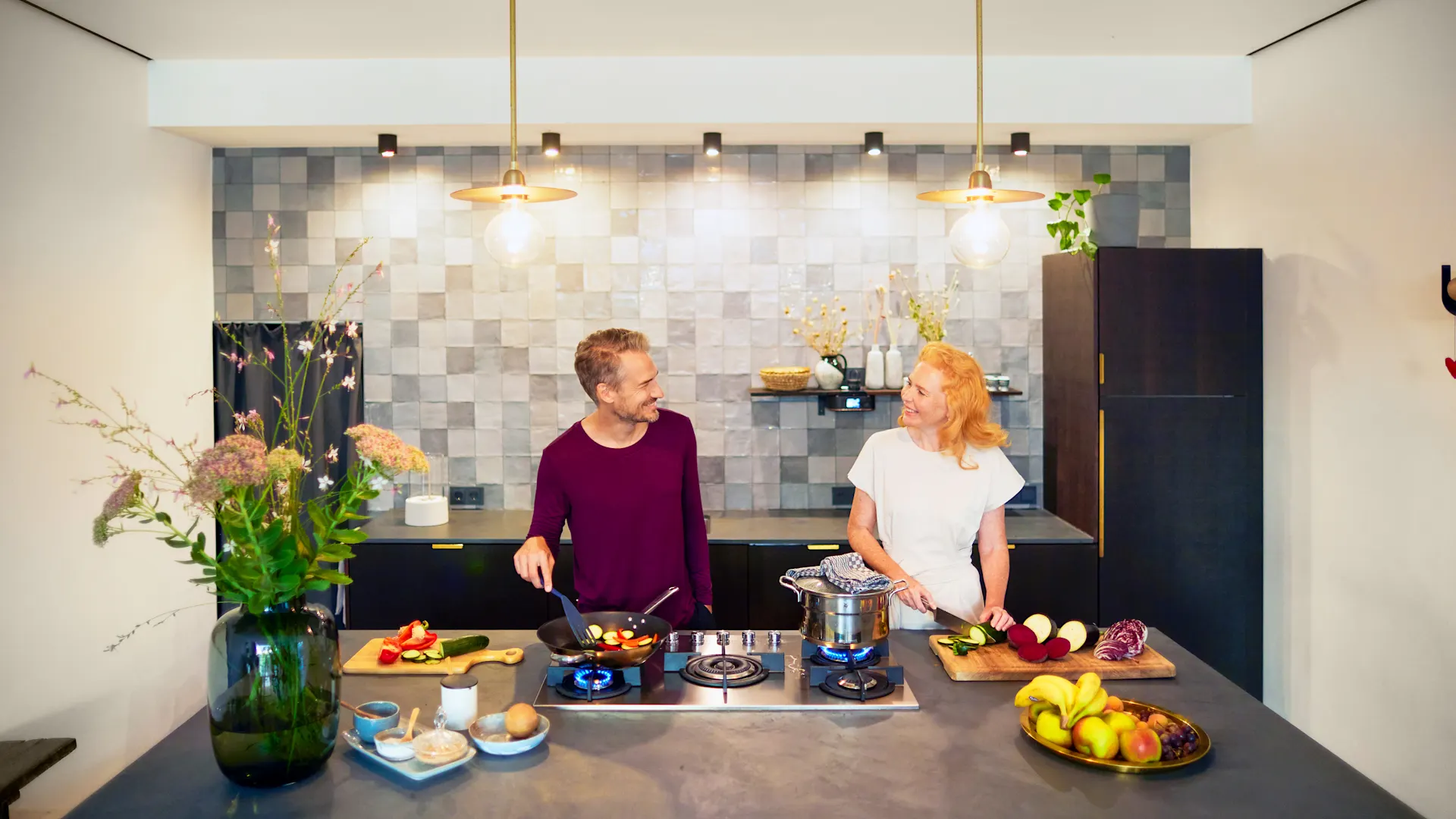Vorbereitung des Abendessens Zur Vorbereitung des Abendessens ist ein Paar am kochen mit günstigen Ökogas von dem Stromanbieter NEW Energie.